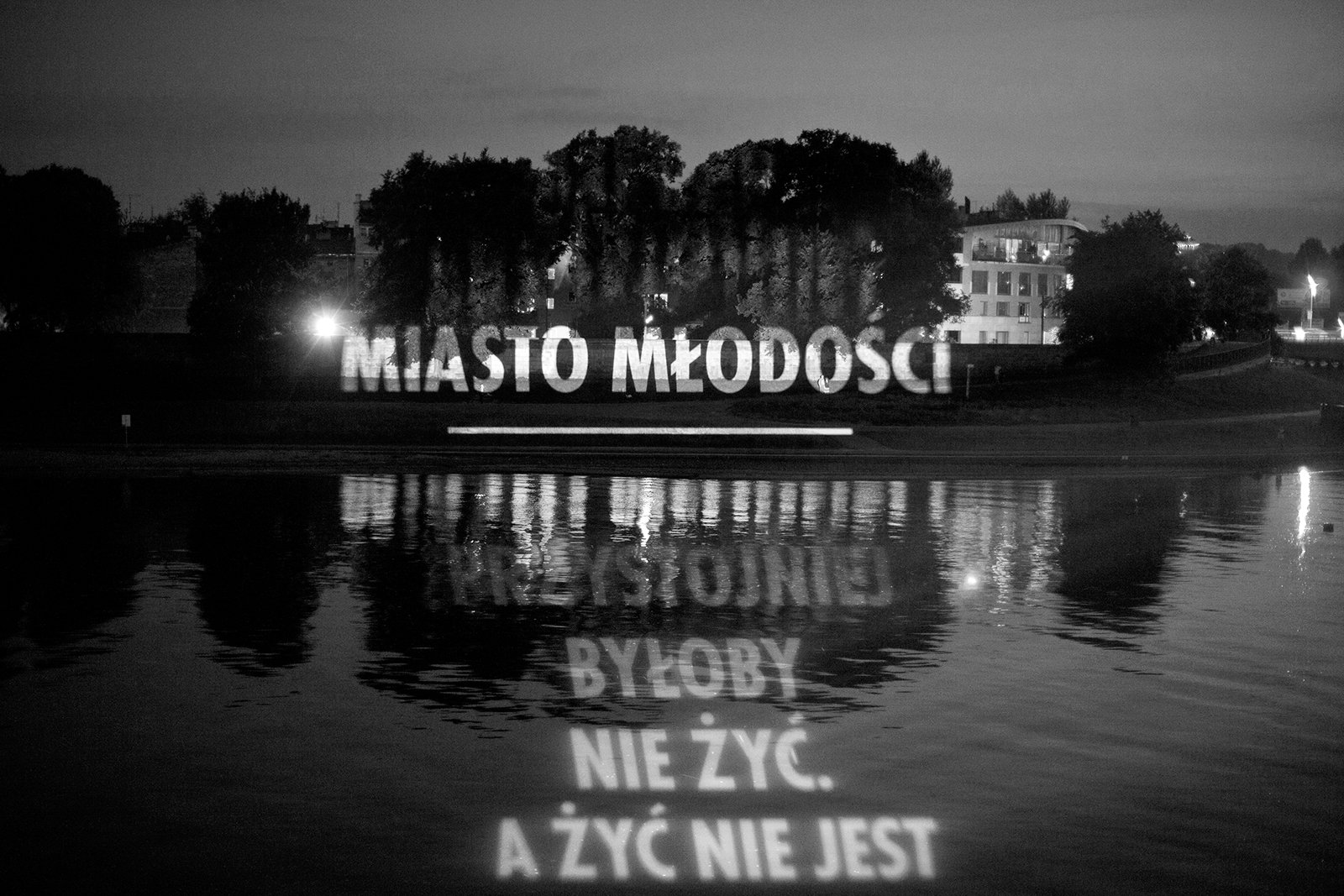 Site: Wawel Royal Castle, Krakow, Poland
June 10–24, 2011
Text: “Miasto Młodości” by Czesław Miłosz. Used/reprinted with permission of the author’s estate.
Projection: FX Productions; Charles Passarelli
Photo: Tomasz Wiech