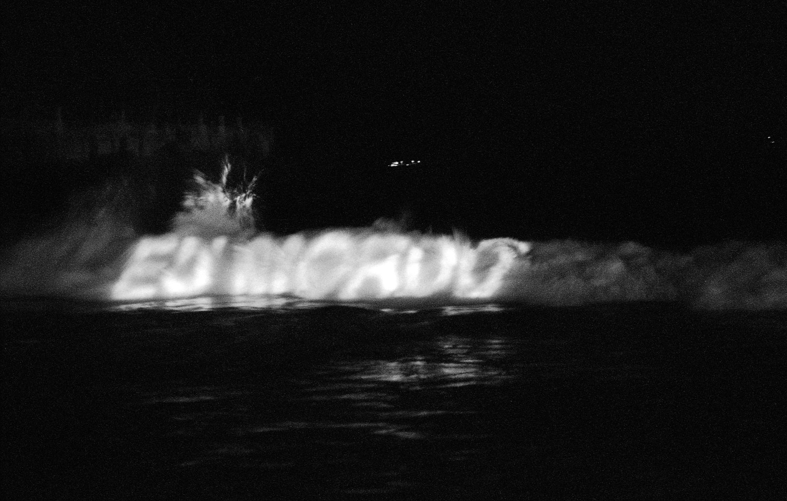 Site: Leme Beach, Rio de Janeiro, Brazil
May 9, 1999
Text: Arno, 1996
Projection: Skypictures; Aubert Lee
Photo: Beto Felício