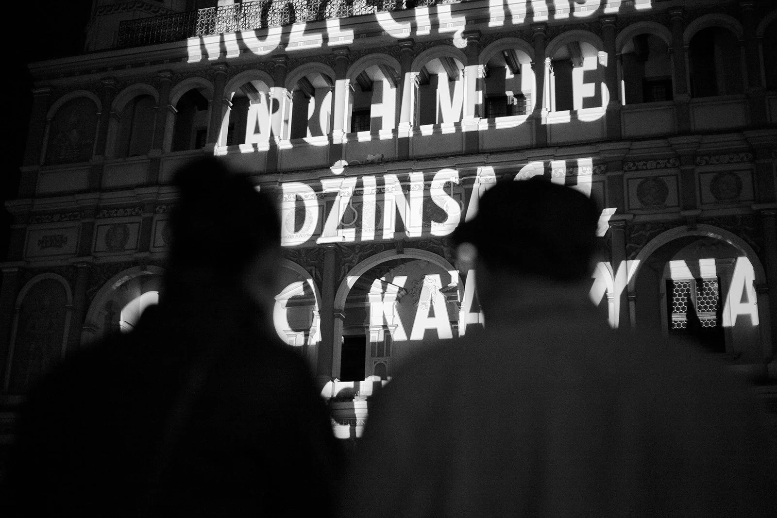 Site: Old City Hall, Poznan, Poland
April 9, 2011
Text: “Myśli nawiedzające mnie na ruchliwych ulicach” by Wisława Szymborska. Used/reprinted with permission of the author.
Projection: FX Productions; Charles Passarelli
Photo: Bartek Buśko