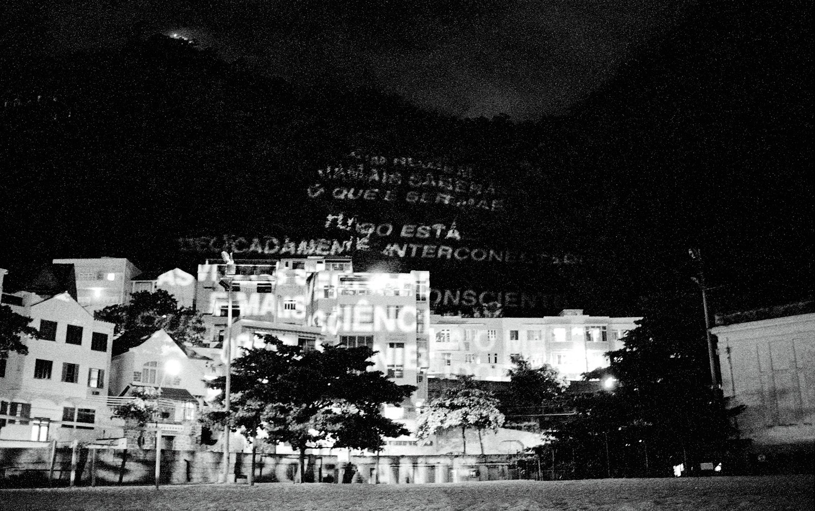 Site: Urca Hill, Rio de Janeiro, Brazil
May 7, 1999
Text: Truisms, 1977-79
Projection: Skypictures; Aubert Lee
Photo: Beto Felicio