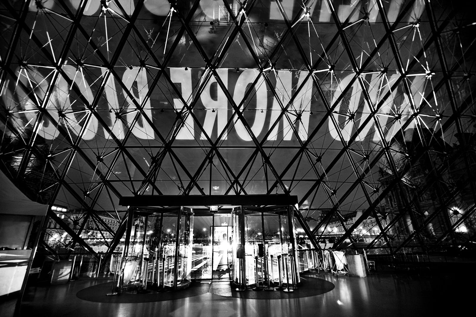 Site: Louvre Pyramid, Napoleon Courtyard, Paris
April 7–10, 2009
Text: Blue, 1998
Projection: FX Productions; Charles Passarelli
Photo: Lili Holzer-Glier
Collection, National Contemporary Art Fund, Paris