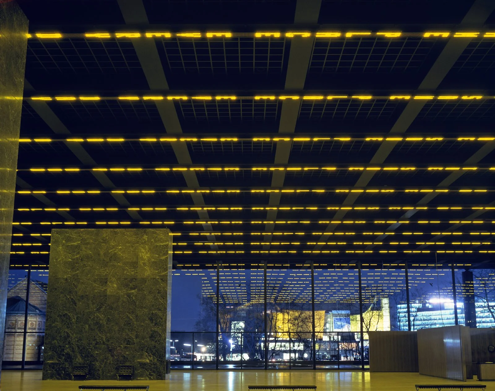Site: Neue Nationalgalerie, Berlin
February 4–April 16, 2001 
Text: Survival, 1983–85
Photo: Attilio Maranzano