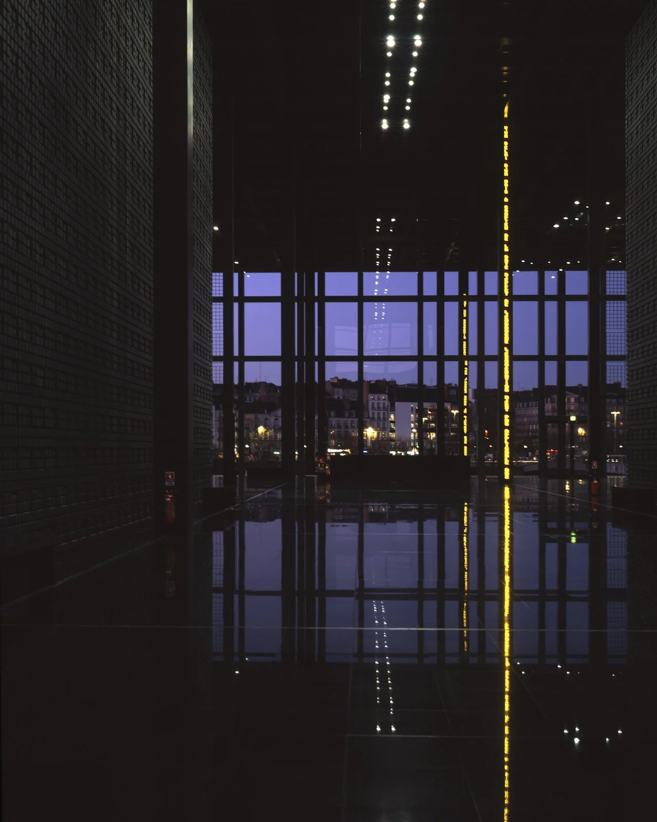 Site: Palais de Justice, Nantes, France
January 15, 2003–
Text: Historical quotations from philosophers, writers, women and texts of
recent French laws
Photo: Philippe Ruault