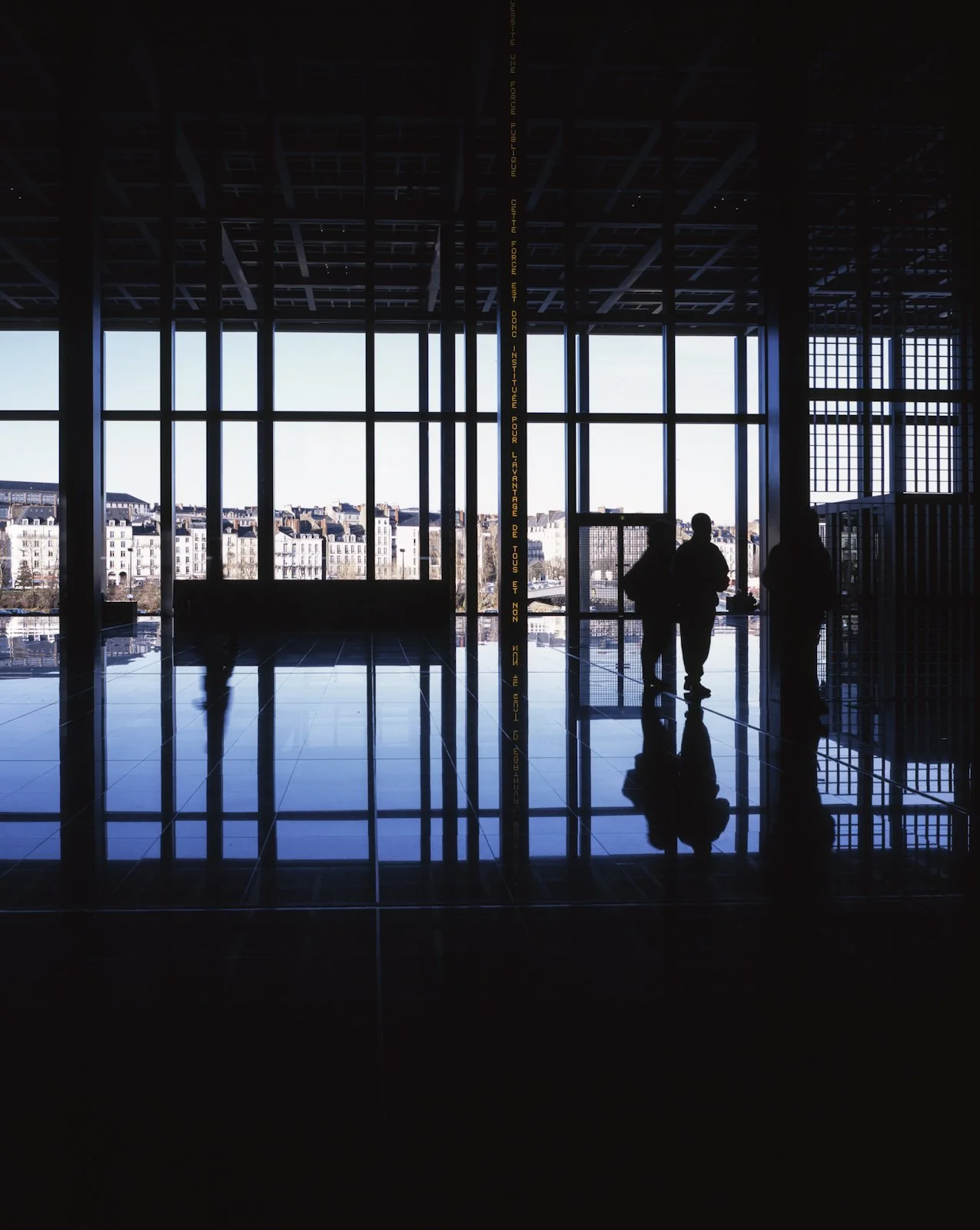 Site: Palais de Justice, Nantes, France
January 15, 2003–
Text: Historical quotations from philosophers, writers, women and texts of
recent French laws
Photo: Philippe Ruault