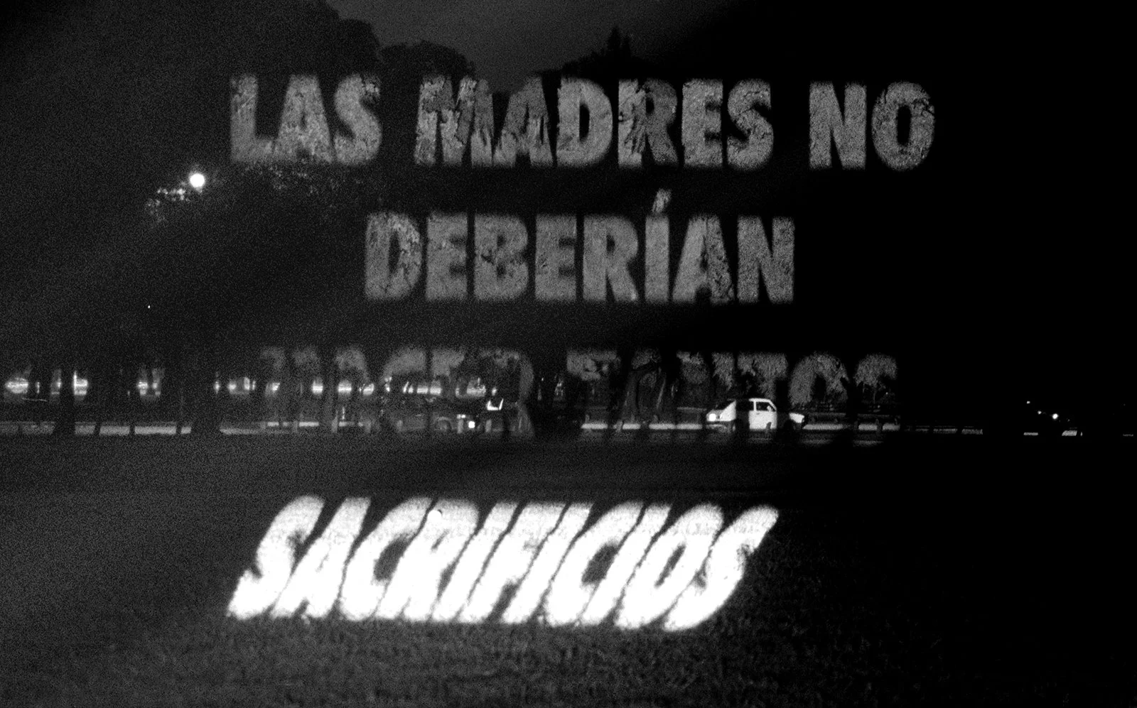 Site: Palermo Park, Buenos Aires, Argentina
April 30, 2000
Text: Truisms, 1977–79
Projection: Skypictures; Aubert Lee
Photo: Gabriel Liporace