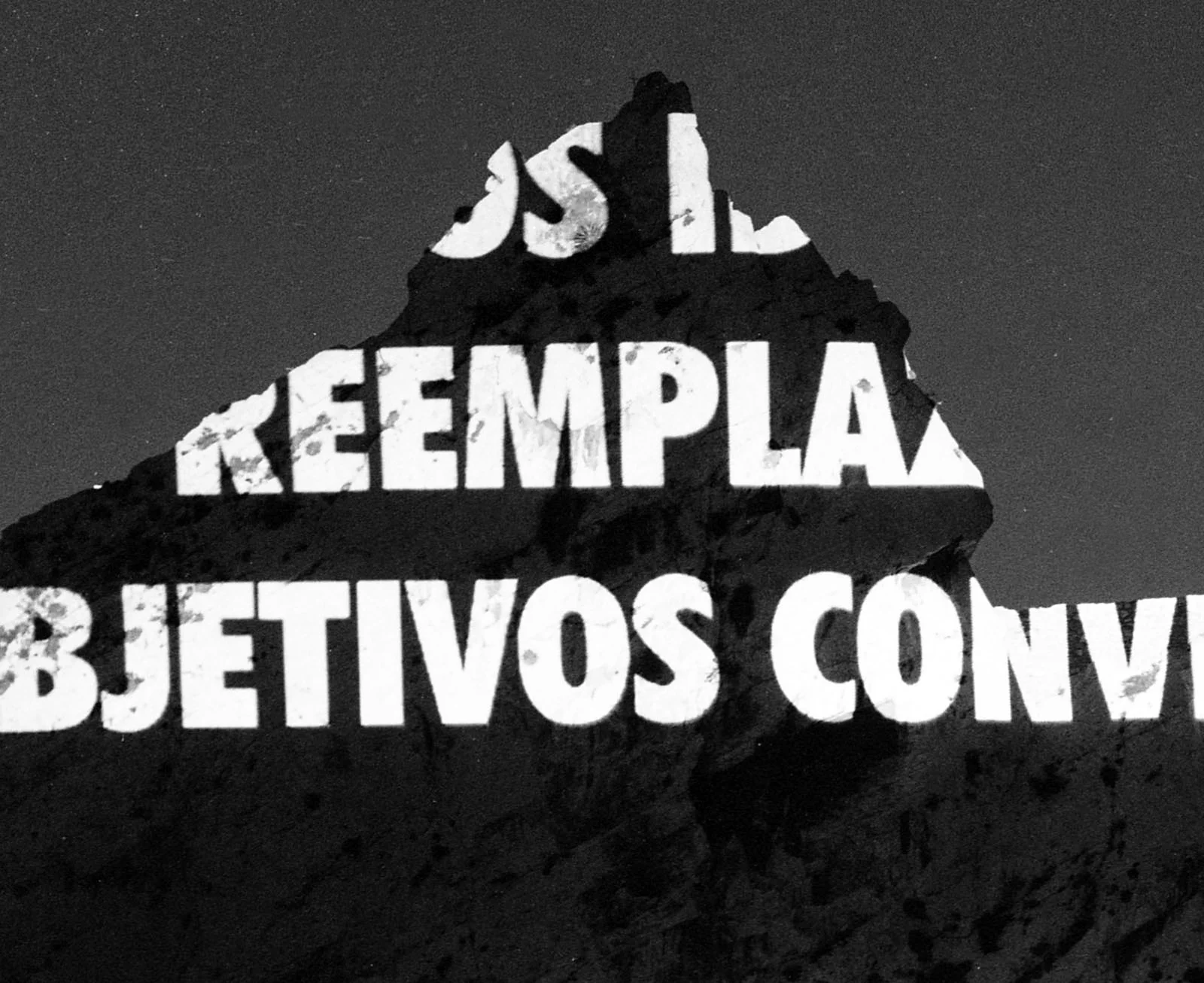 Site: La Huasteca, Monterrey, Mexico
July 18 & 22, 2001
Text: Truisms, 1977–79
Projection: FX Productions; Charles Passarelli
Photo: Roberto Ortiz Giacomán