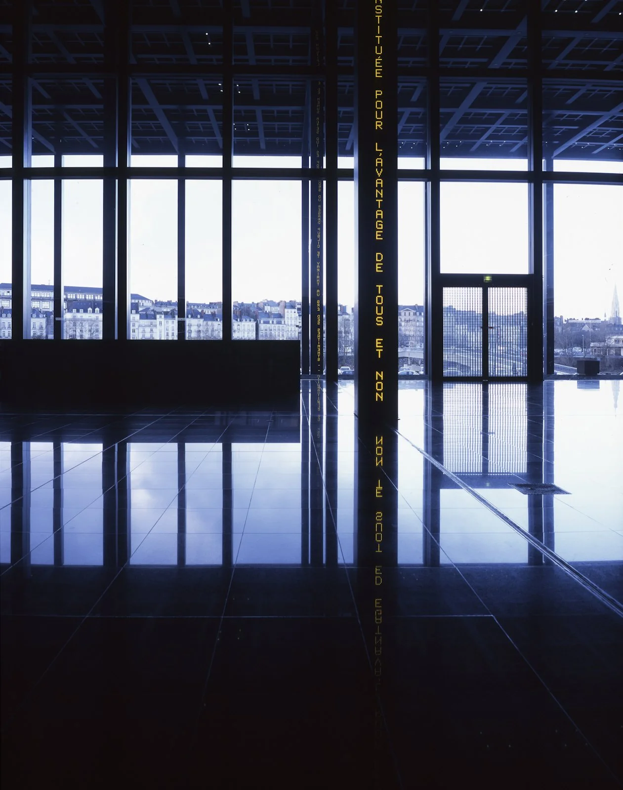 Site: Palais de Justice, Nantes, France
January 15, 2003–
Text: Historical quotations from philosophers, writers, women and texts of
recent French laws
Photo: Philippe Ruault
