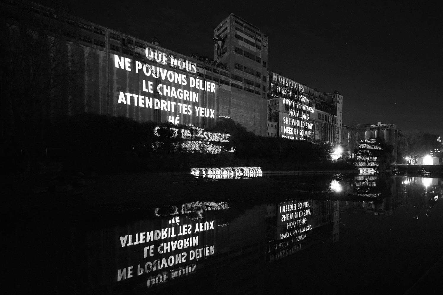 Site: Grain Silo No. 5, Old Port, Montreal, Canada
November 7-11, 2017
Text: “Hé, c’est impossible de se dire adieu” from Musique d’ailleurs:
Anthologie de poèmes et de chansons by Leonard Cohen, © 1993 by
Leonard Cohen and Leonard Cohen Stranger Mus