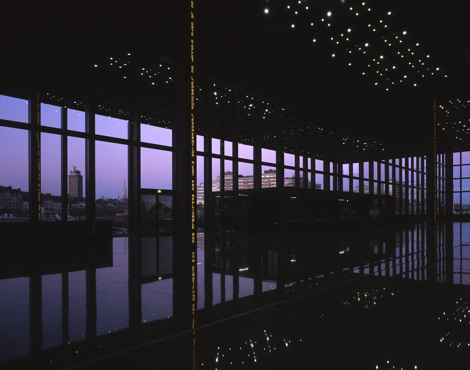 Site: Palais de Justice, Nantes, France
January 15, 2003–
Text: Historical quotations from philosophers, writers, women and texts of
recent French laws
Photo: Philippe Ruault