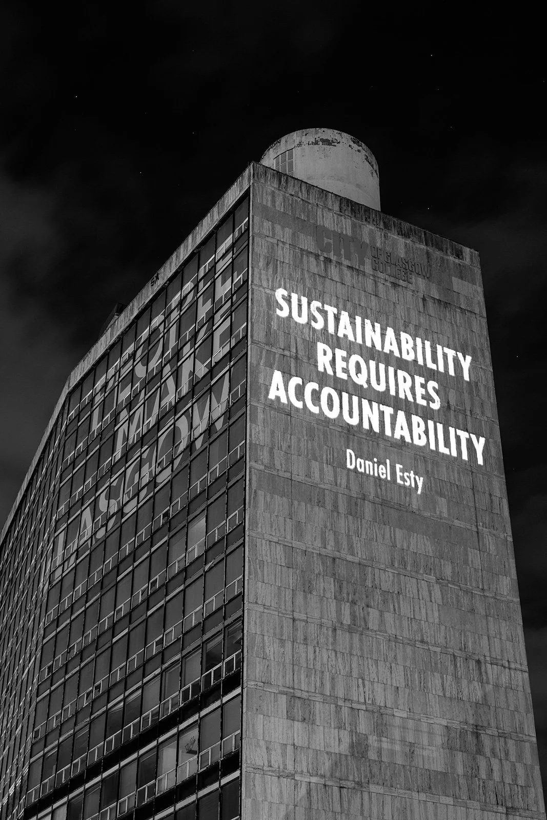 HURT EARTH, 2021
Light projection
Met Tower, Glasgow
Text: Daniel Esty, Hillhouse Professor of Environmental Lawand Policy, Yale Law School. Used with permission of DanielEsty.
© 2021 Jenny Holzer, member Artists Rights Society (ARS), NY
Photo: Ryan 