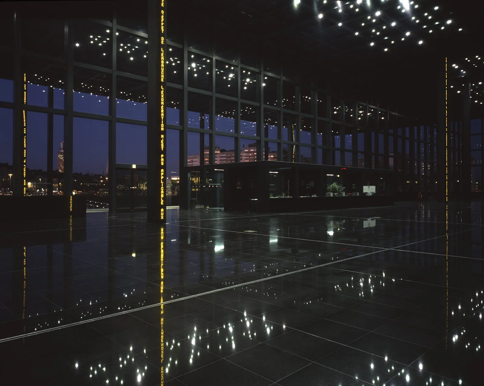 Site: Palais de Justice, Nantes, France
January 15, 2003–
Text: Historical quotations from philosophers, writers, women and texts of
recent French laws
Photo: Philippe Ruault