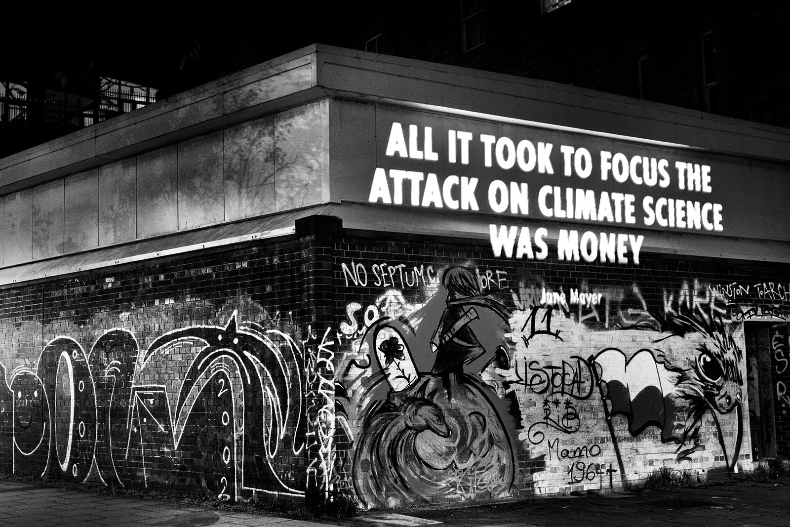 HURT EARTH, 2021
Light projection
Edinburgh, Scotland
Text: Dark Money: The Hidden History of the Billionaires behindthe Rise of the Radical Right by Jane Mayer, © 2016 by theauthor. Used with permission of the author.
© 2021 Jenny Holzer, member Art