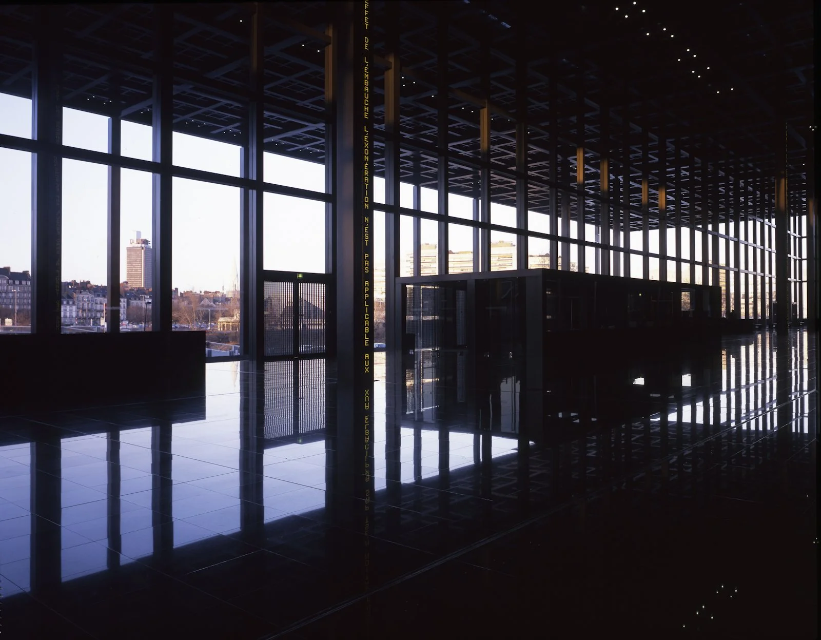 Site: Palais de Justice, Nantes, France
January 15, 2003–
Text: Historical quotations from philosophers, writers, women and texts of
recent French laws
Photo: Philippe Ruault