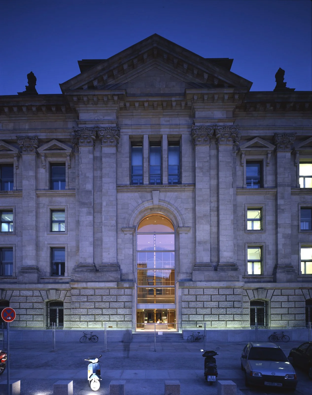 Site: Bundestag, Berlin
April 14, 1999–
Text: Selections from German parliamentary speeches, 1871–1992
Photo: Uwe Walter