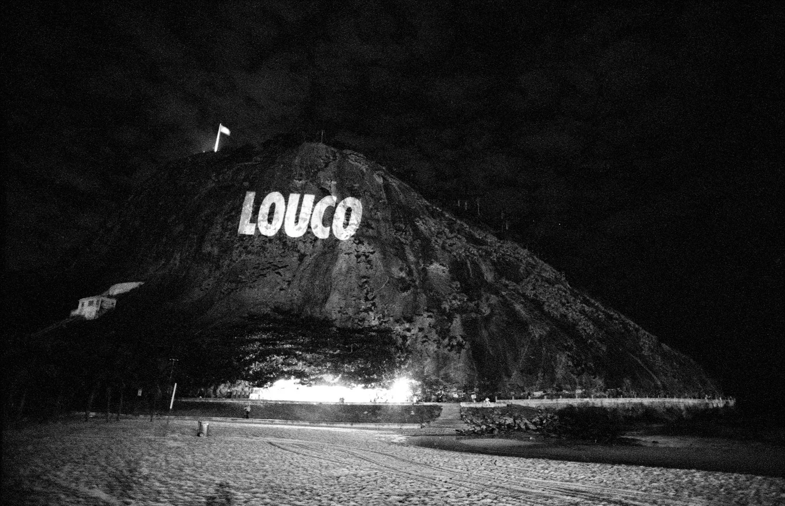 Site: Leme Hill, Rio de Janeiro, Brazil
May 9, 1999
Text: Survival, 1983–85
Projection: Skypictures; Aubert Lee
Photo: Beto Felício