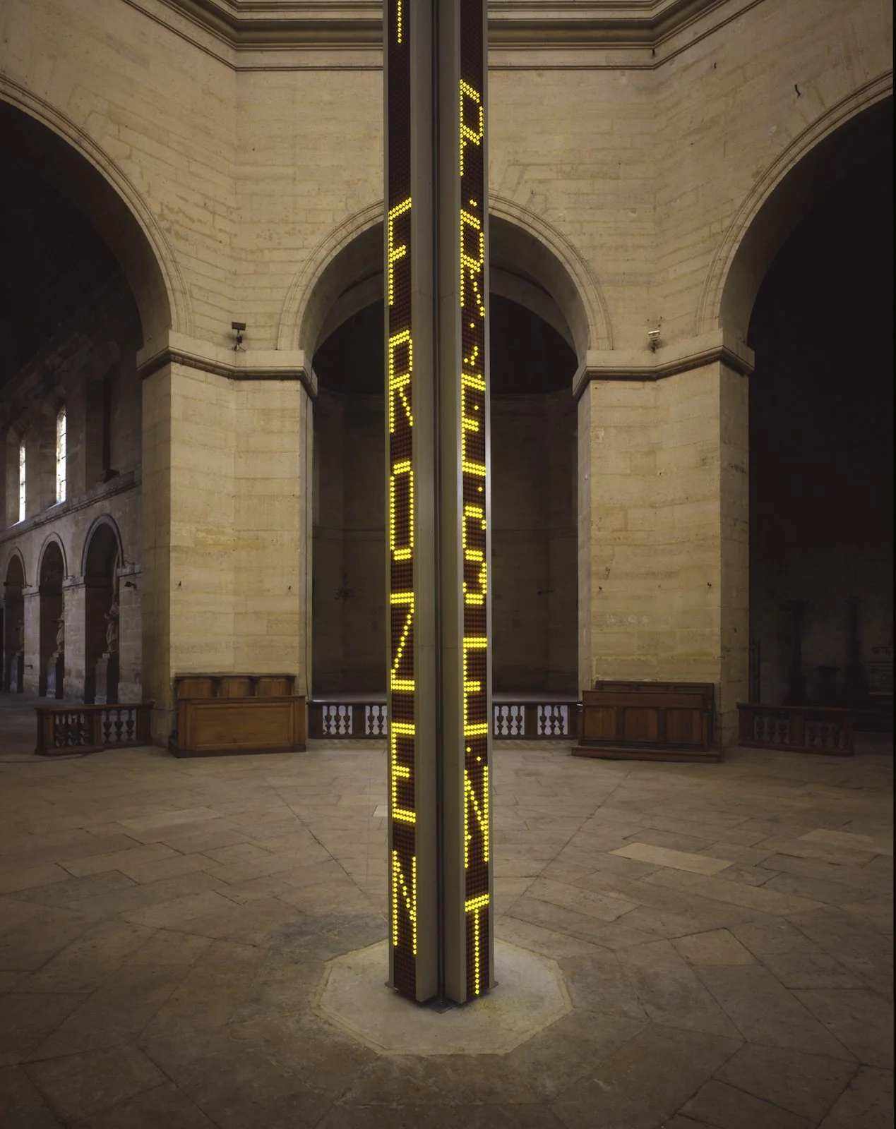 Site: Chapelle Saint-Louis de la Salpêtrière, Paris
September 20–November 4, 2001
Text: Oh, 2001; Truisms, 1977–79
Photo: Attilio Maranzano