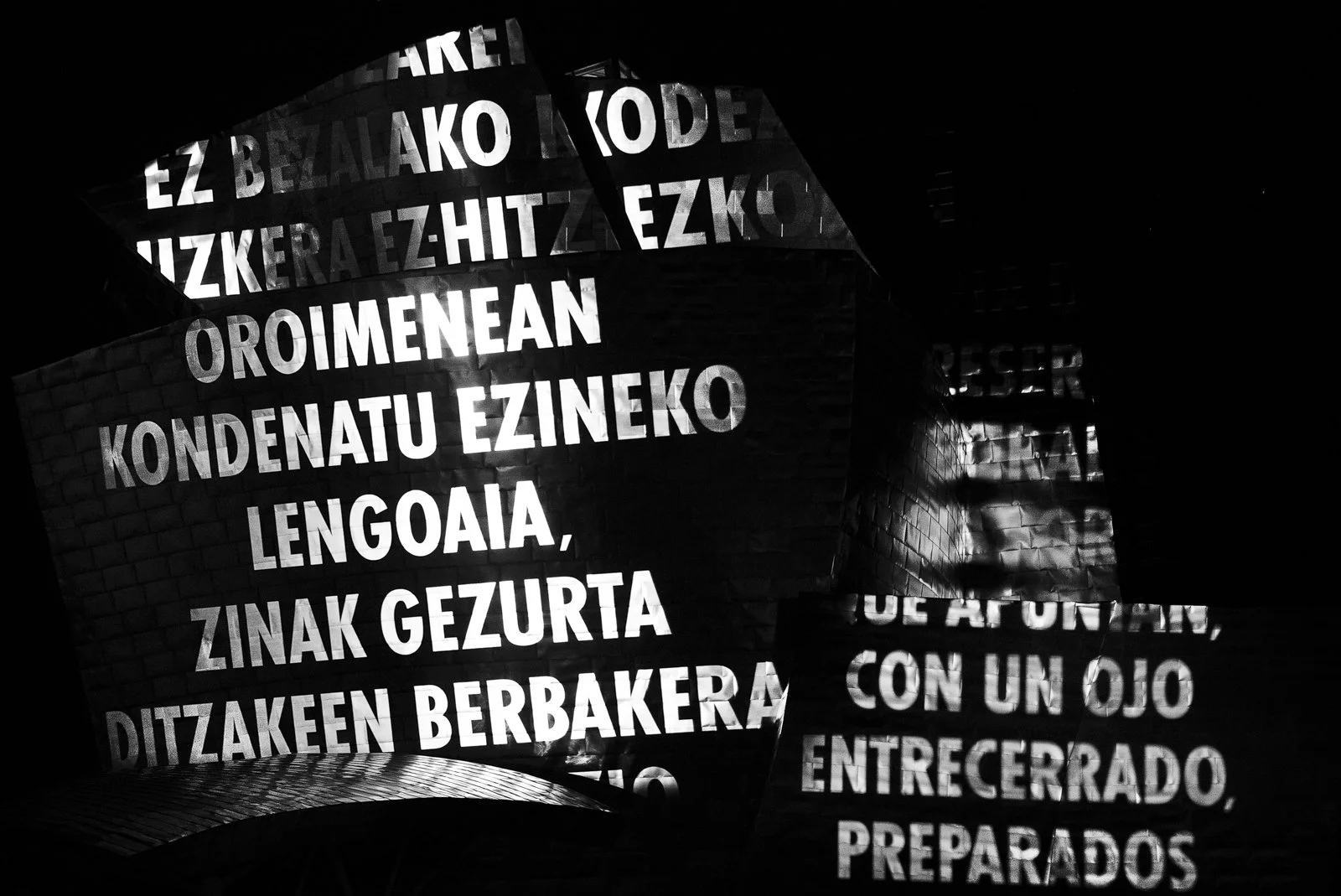 For Bilbao, 2019
Light projection
Museo Guggenheim Bilbao, Spain
Text: “Kodea” from Azalaren kodea by Miren Agur Meabe, © 2000 by the author. Used with permission of the author; “La alegría de escribir” from Poesía no completa by Wisława Szymborska, 