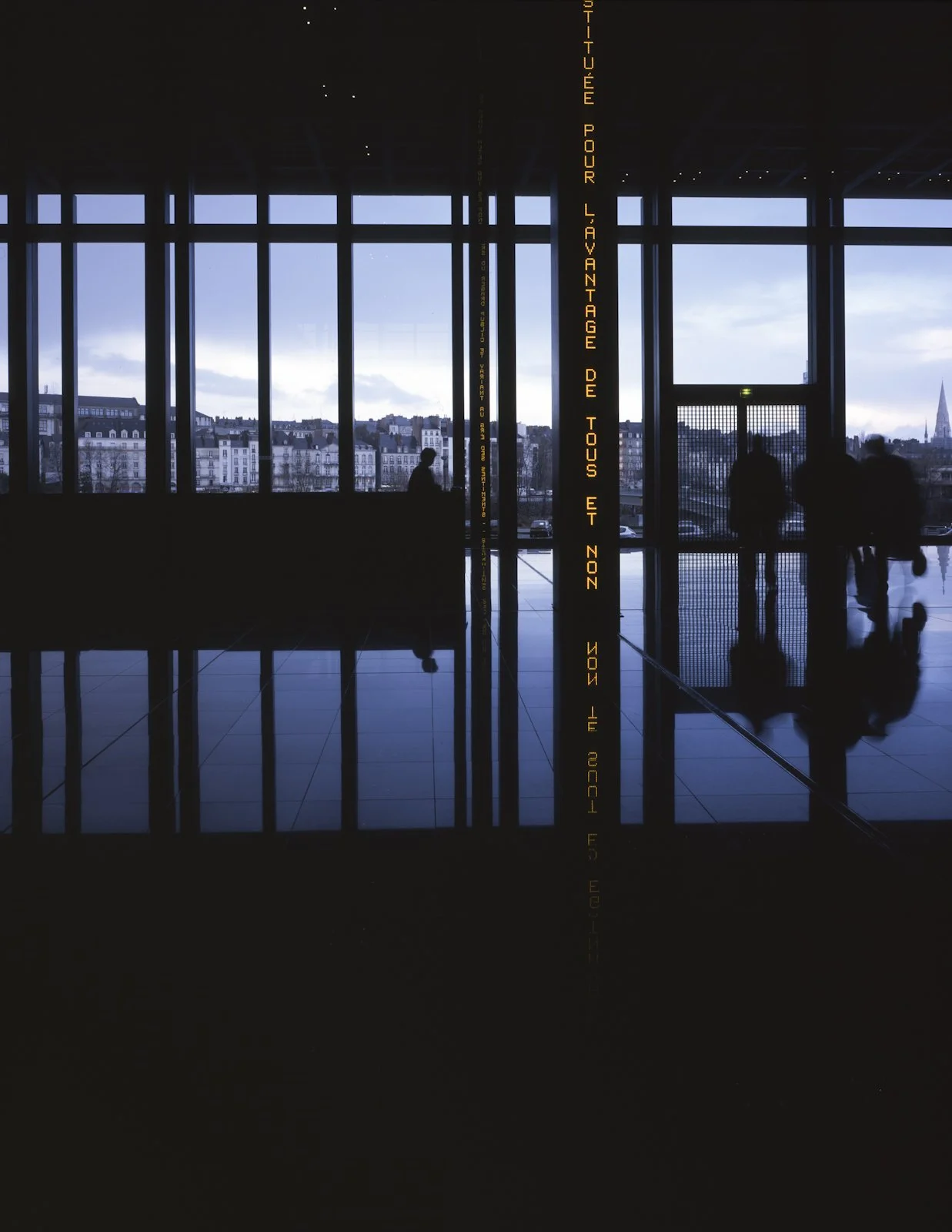 Site: Palais de Justice, Nantes, France
January 15, 2003–
Text: Historical quotations from philosophers, writers, women and texts of
recent French laws
Photo: Philippe Ruault