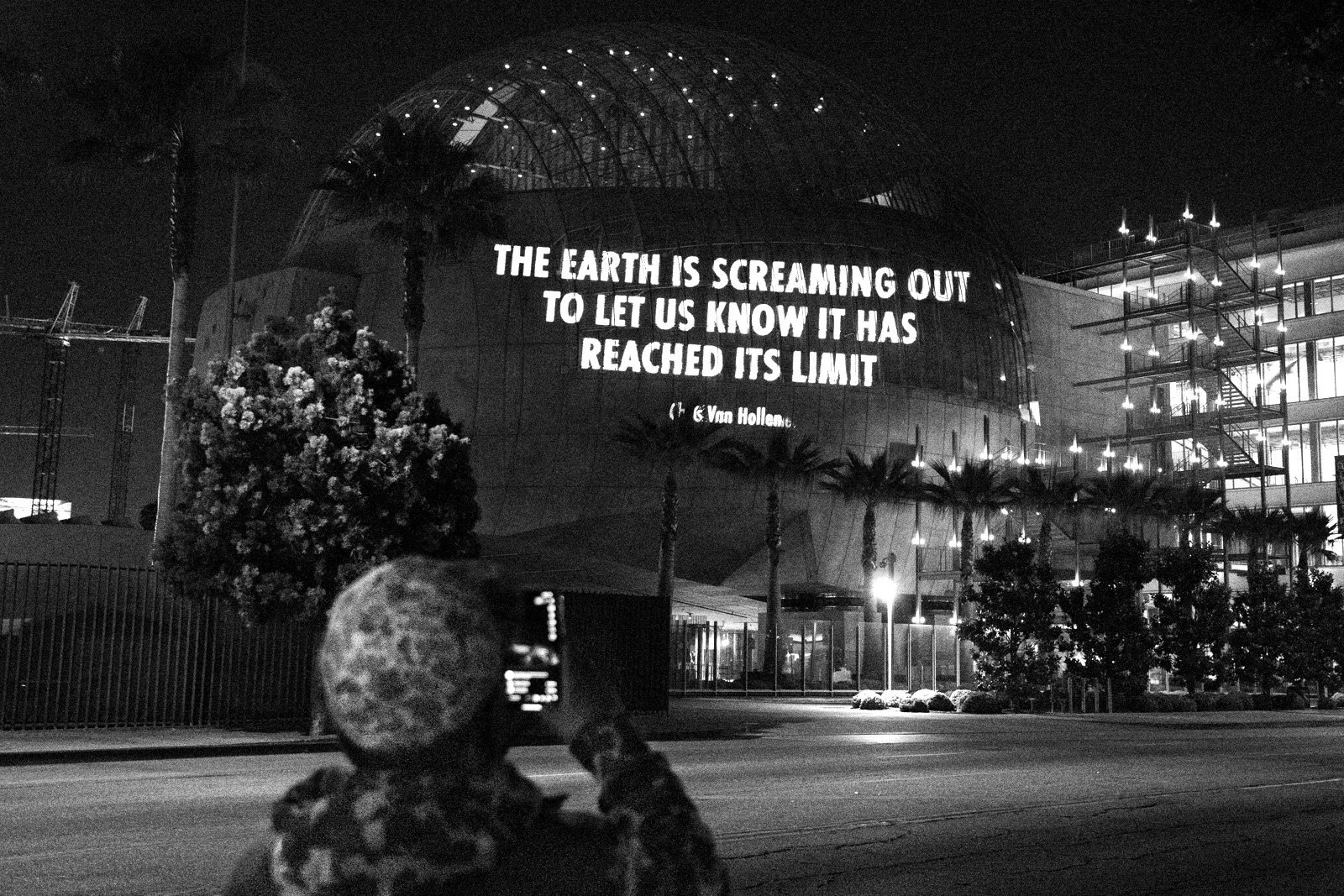 HURT EARTH, 2022
Light projection
Los Angeles
Text: Chris Van Hollen, statement during US House session,Washington, DC, March 12, 2019.
© 2022 Jenny Holzer, member Artists Rights Society (ARS), NY
Photo: Larry Hammerness