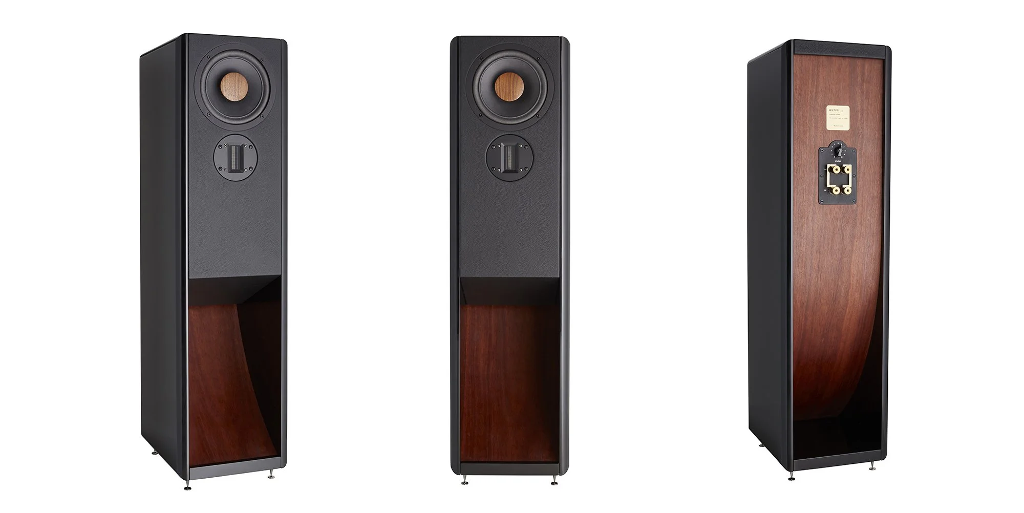 Drei große Standlautsprecher, die vorne und hinten sichtbar sind, mit schwarzem Gehäuse, Holz-Fronten und unterschiedlichen Rückseiten, auf einer weißen Oberfläche.