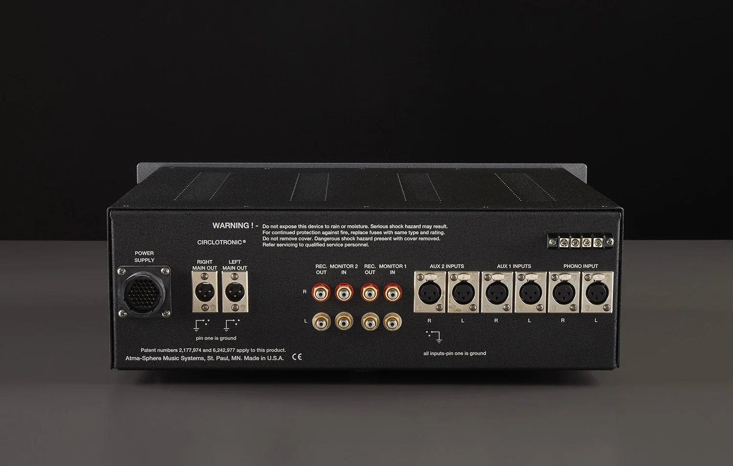 Rückseite eines Verstärkers mit verschiedenen Eingangs- und Ausgangsports, darunter XLR, Cinch, Klinke und mehrere Lautsprecheranschlüsse.