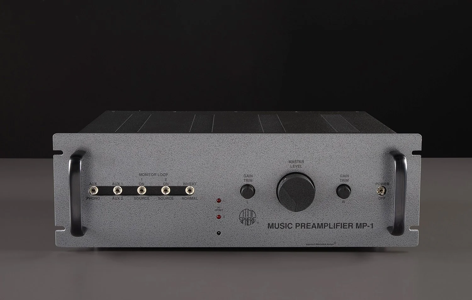 Musik-Preamplifier MP-1 mit Drehregler, Knöpfen und Leuchtdioden