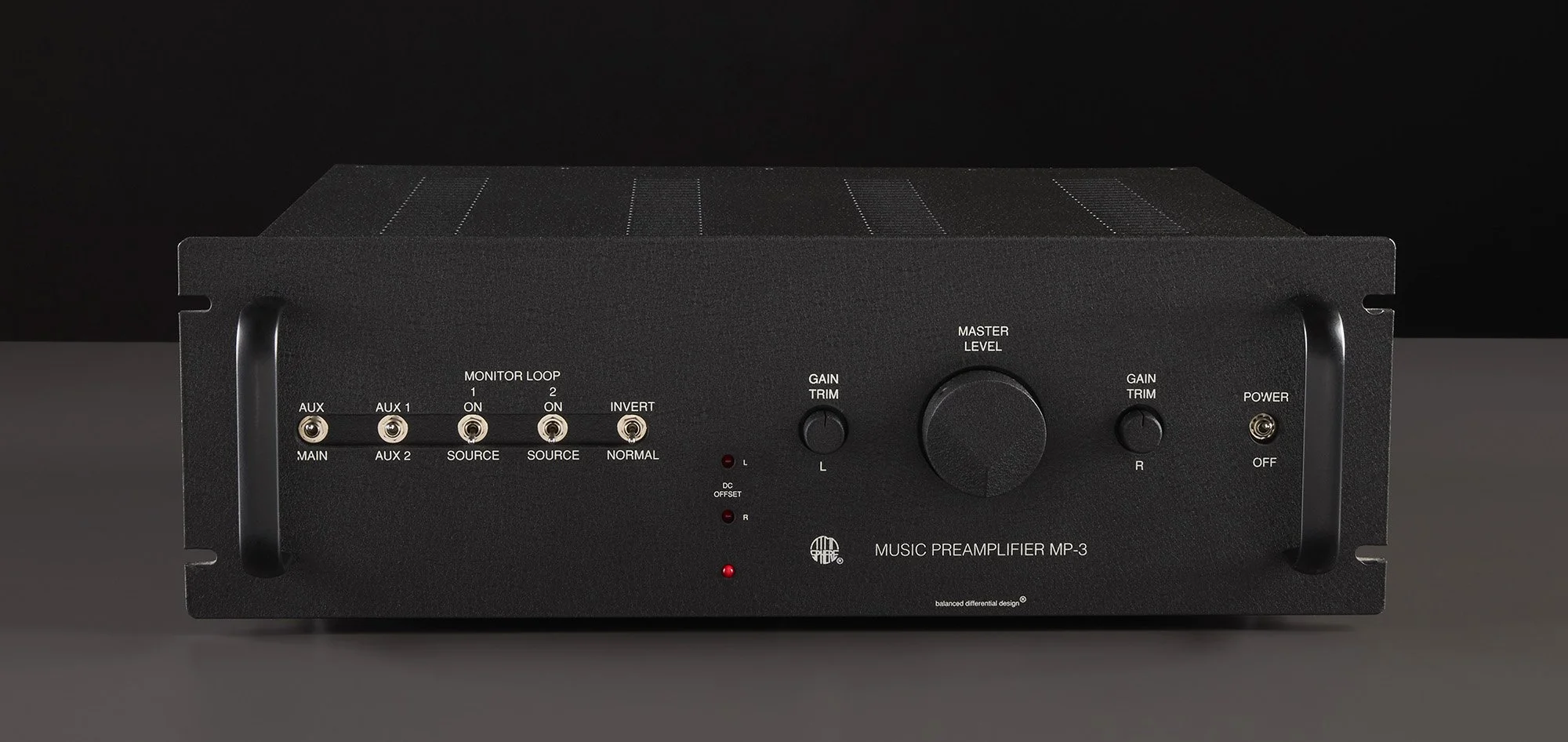 Schwarzer Musikvorverstärker mit Knöpfen, Anschlüssen und LED-Lichtern auf schwarzem Tisch.