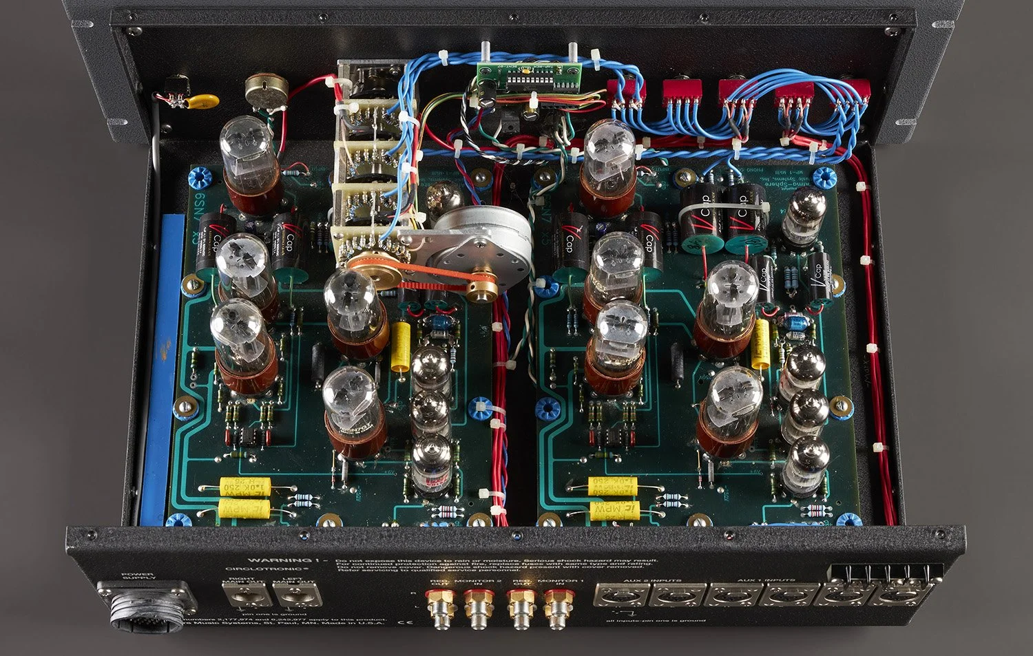 Ein offener Elektronikverstärker mit sichtbaren Röhren, Schaltungen und Verkabelung innen.