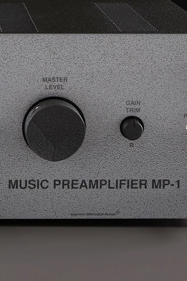 Nahaufnahme eines Audioverstärkers mit Regler für Master-Lautstärke und Gain-Trim.