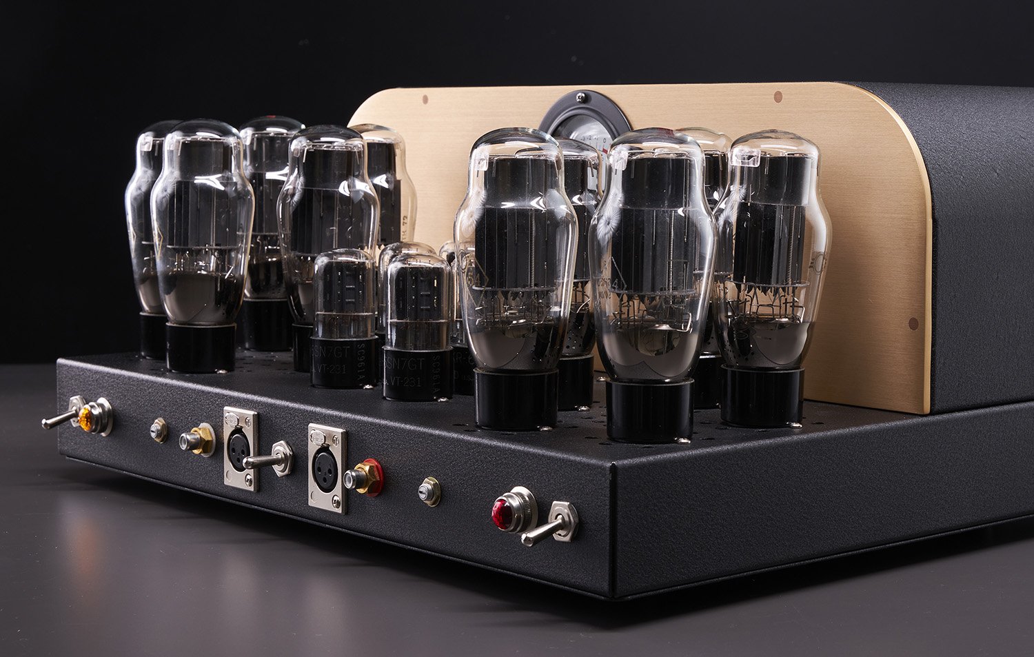 Ein Verstärker mit Vakuumröhren gegen einen schwarzen Hintergrund