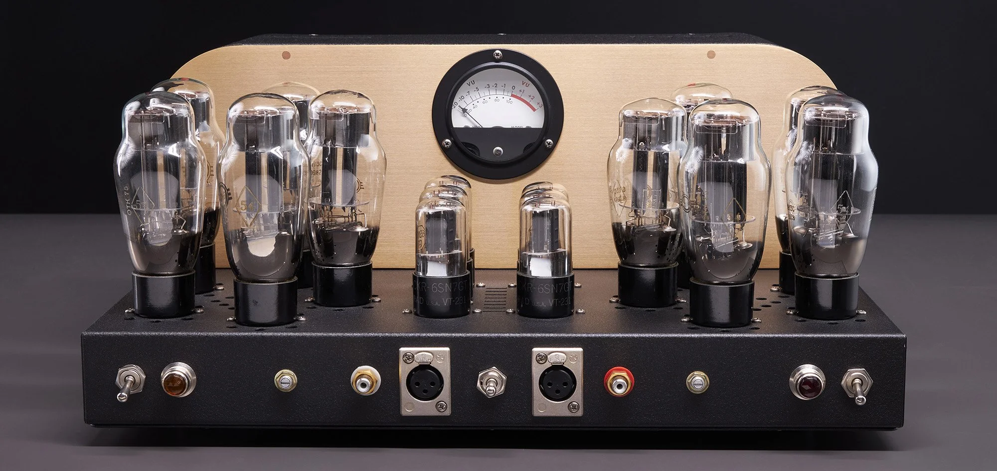 Röhrenverstärker mit Glühbirnen, Drehknöpfen, einem schwarzen Gehäuse und einem Rundinstrument mit Zeiger