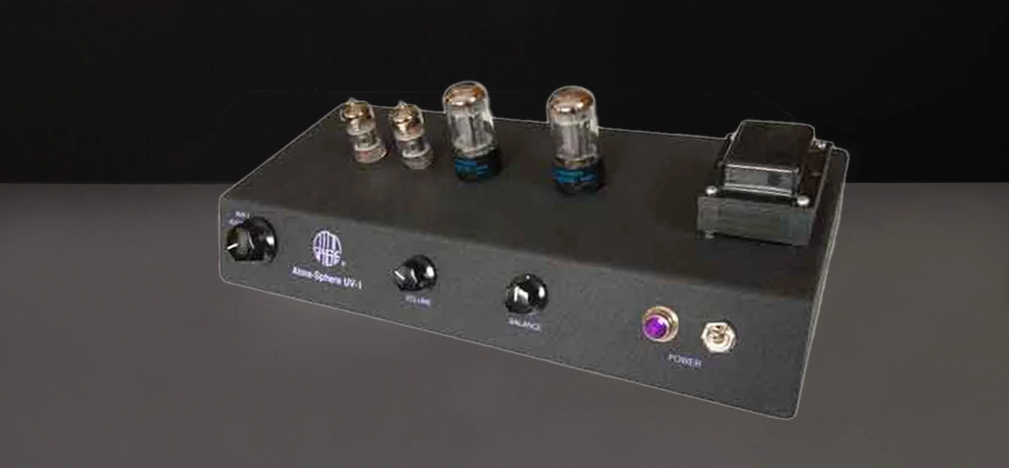 Ein elektronisches Gerät mit Vakuumröhren, Knöpfen und Anschlüssen, wahrscheinlich ein Verstärker oder ein ähnliches Audio-Gerät.