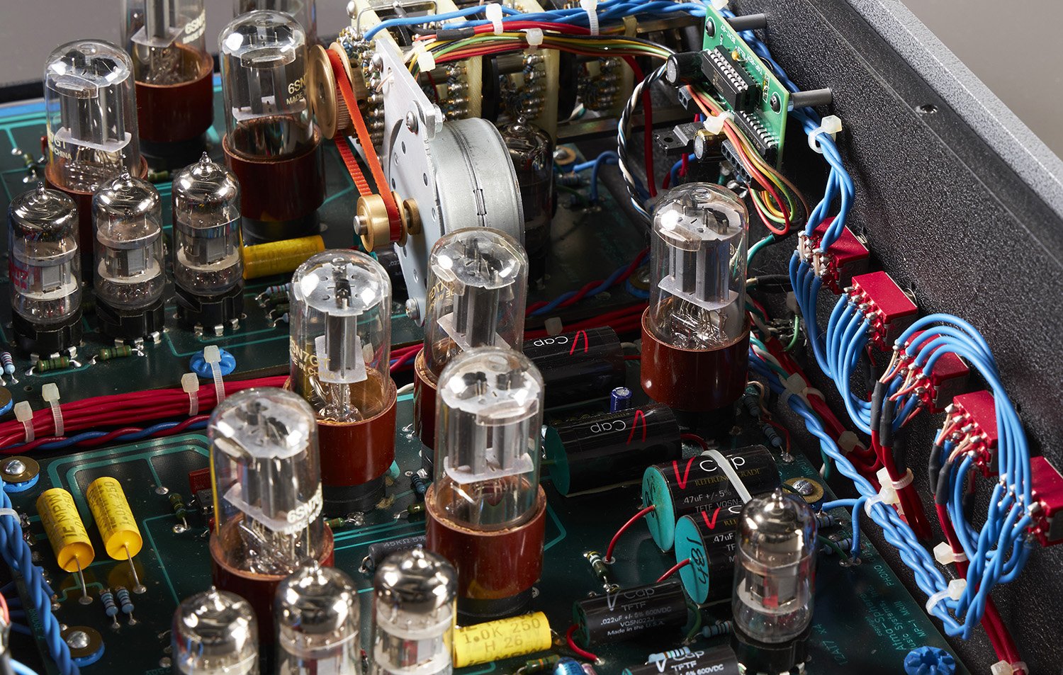 Nahaufnahme einer elektronischen Schaltung mit Vakuumröhren, Kondensatoren, Widerständen und verbundenen Kabeln.