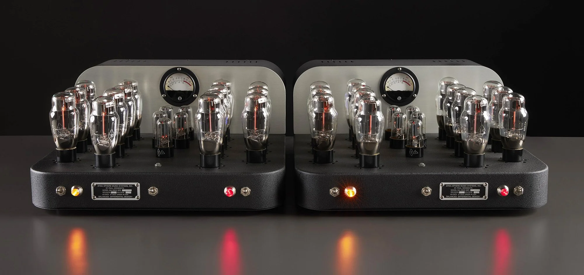 Ein Vintage-Röhrenverstärker mit zwei Stereoreglern und mehreren Vakuumröhren