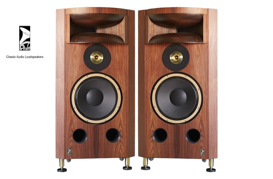 Zwei große Holzdialogboxen Lautsprecher mit goldenen Akzenten und schwarzen Lautsprechermuscheln