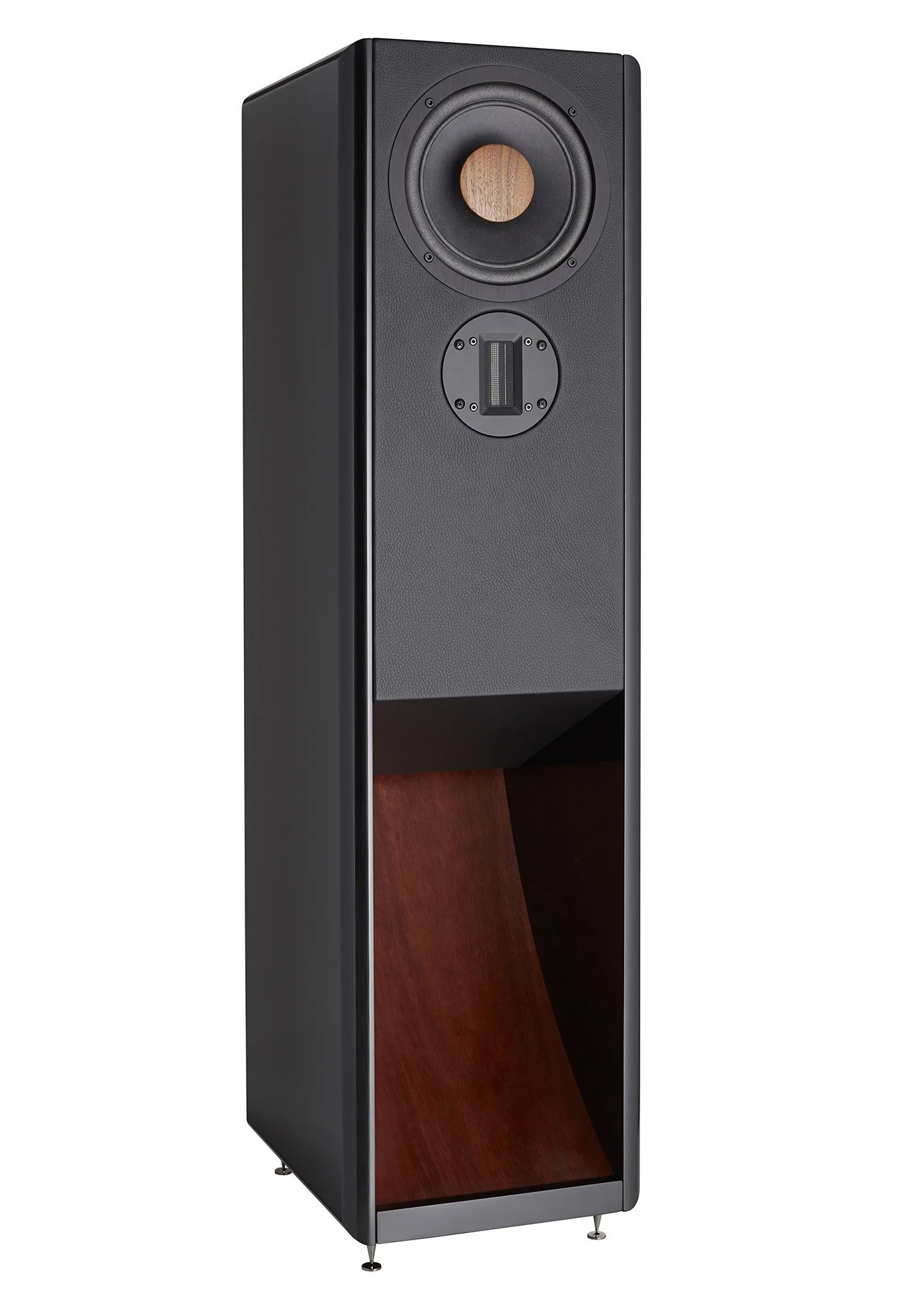 Ein schwarzer Lautsprecher mit Holzdetail steht auf einem Boden.
