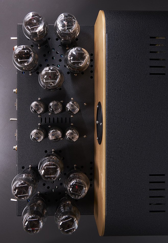 Ein Plattenspieler mit mehreren Röhrenverstärkern und einem Holzgehäuse.