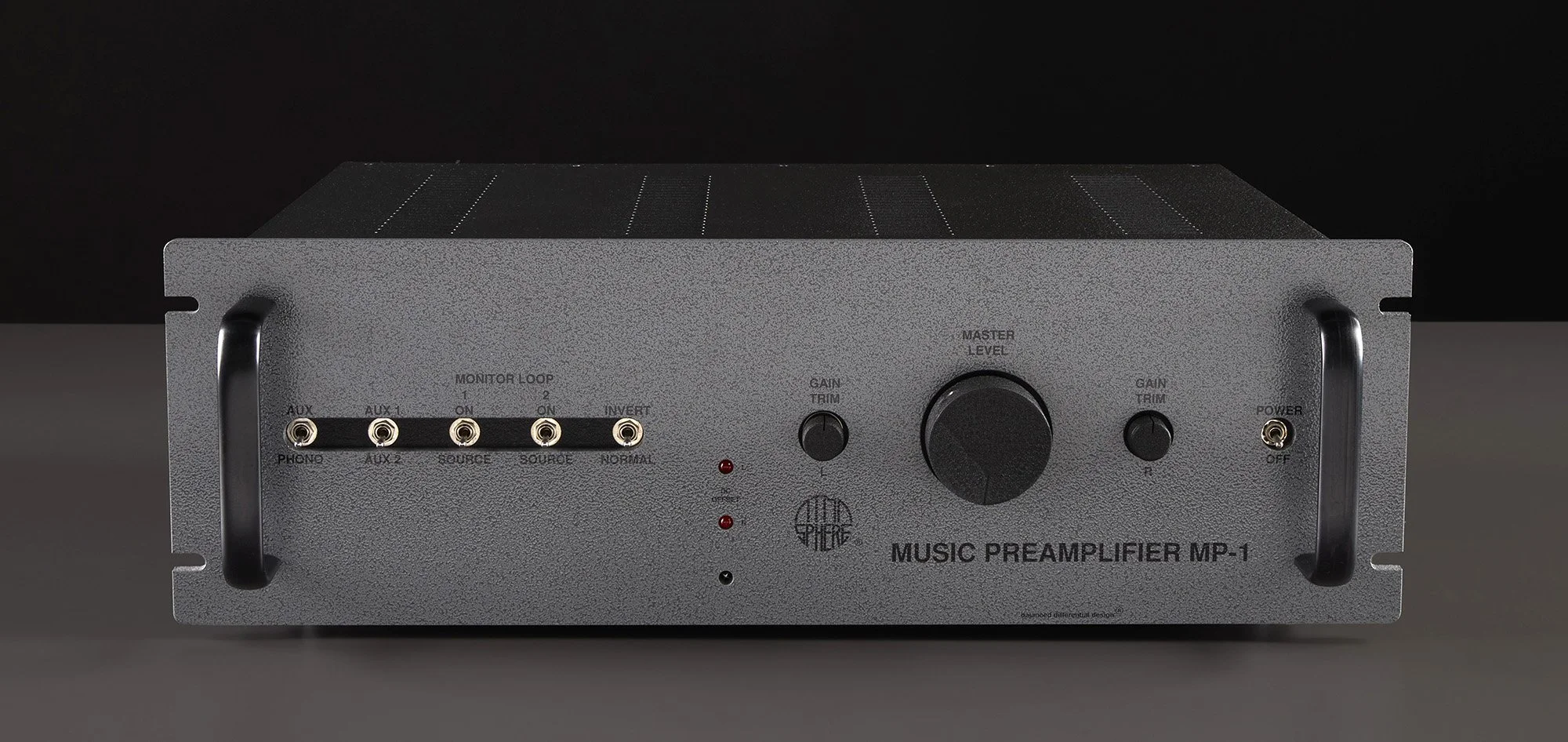 Ein Musikvorverstärker mit mehreren Eingängen, einem großen Drehregler, einem kleineren Trimmer und einem Ein-/Ausschalter, auf einer neutralen Oberfläche.