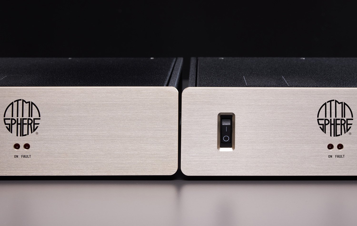 Zwei Verstärker im Rack mit ATMOSPHERE-Logo, Ein- und Ausschalter, und Kontrollleuchten auf silbernem Gehäuse.