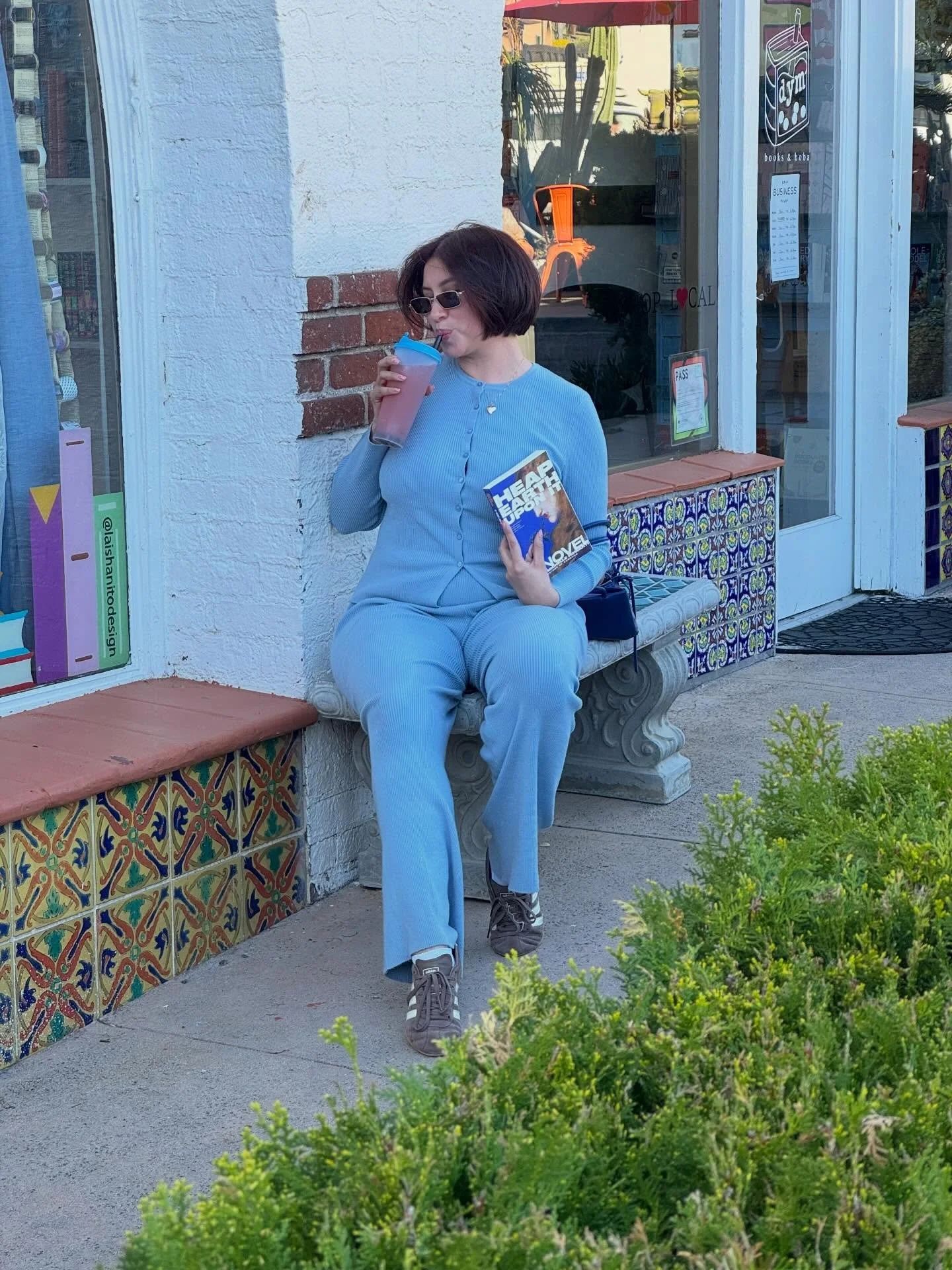 We love a good D.O.B. 💙

Do you ever coordinate your drink, outfit, and book? 🤭