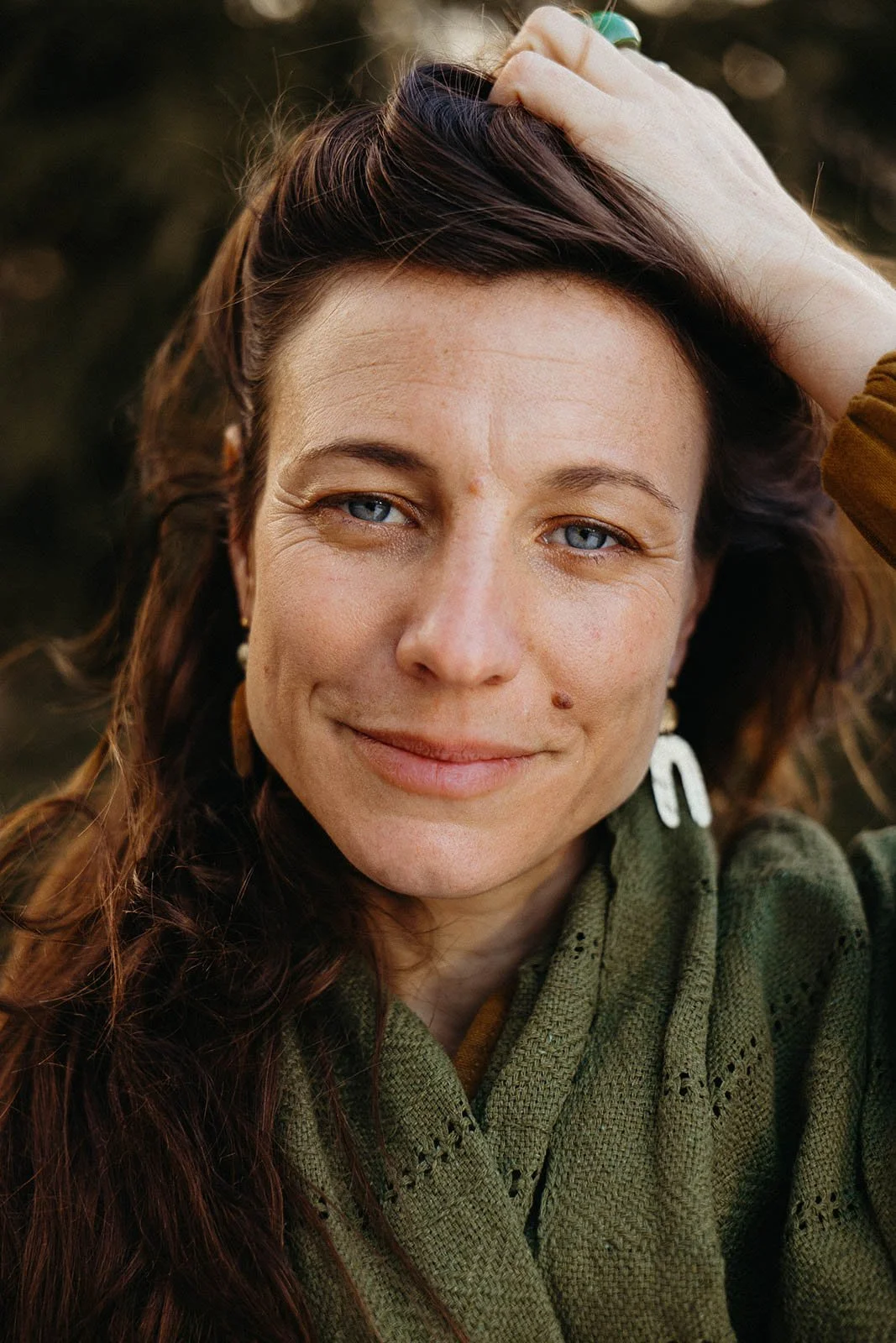 Portrait de Camille Pelloux, artiste herboriste naturopathe autrice enseignante et poète, femme de la Terre dans la nature.