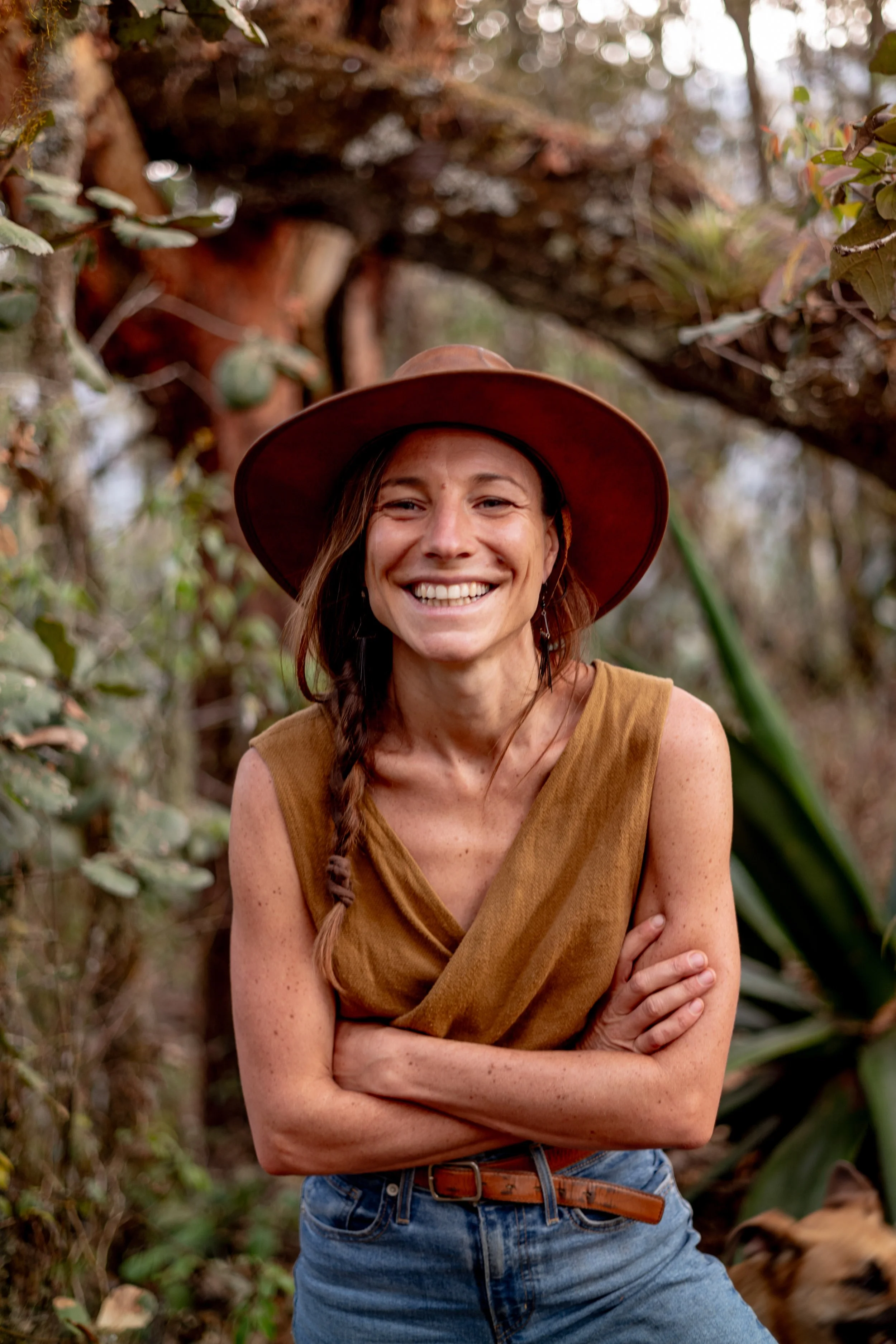 Camille Pelloux herboriste naturopathe dans son jardin forêt de plantes médicinales avec son chien qui prend soin du vivant art de vivre au quotidien