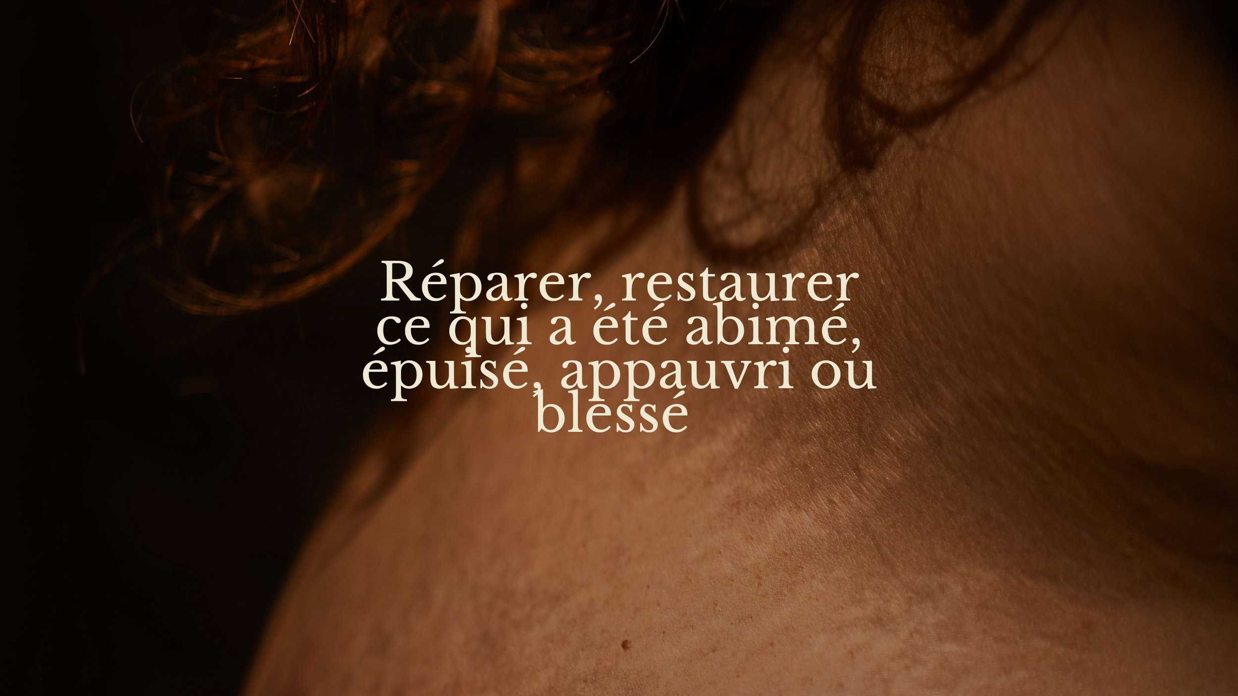 Gros plan sur une peau de couleur marron avec des cheveux bouclés sombres en arrière-plan et un texte blanc superposé : "Réparer, restaurer ce qui a été abîmé, épuisé, appauvri ou blessé".