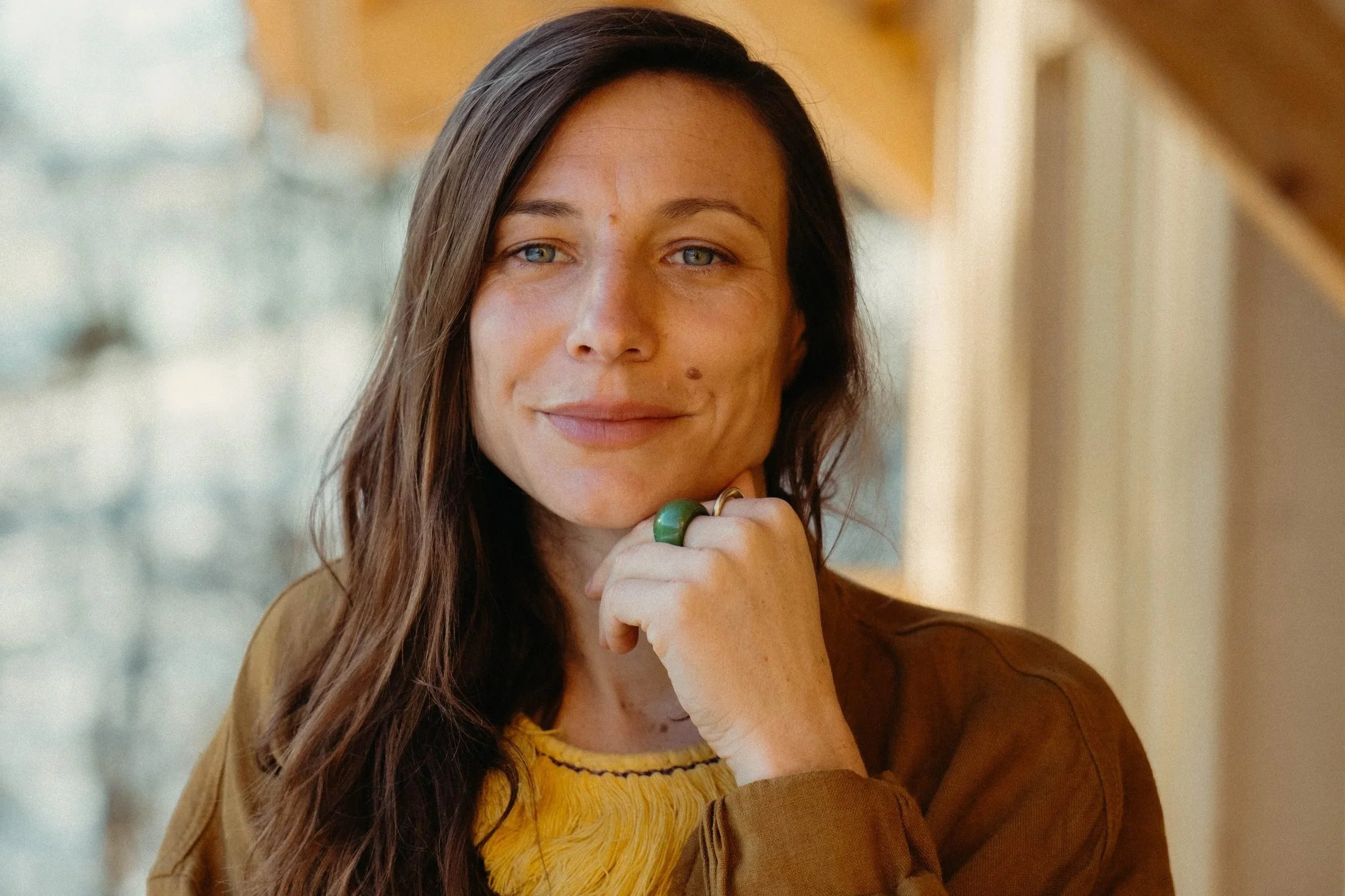 Camille Pelloux autrice photographe enseignante cultivatrice plantes médicinales  herboriste naturopathe tradition européenne soin du vivant régénération  livres conférences cercles retraites formations ensignements transmission consultation