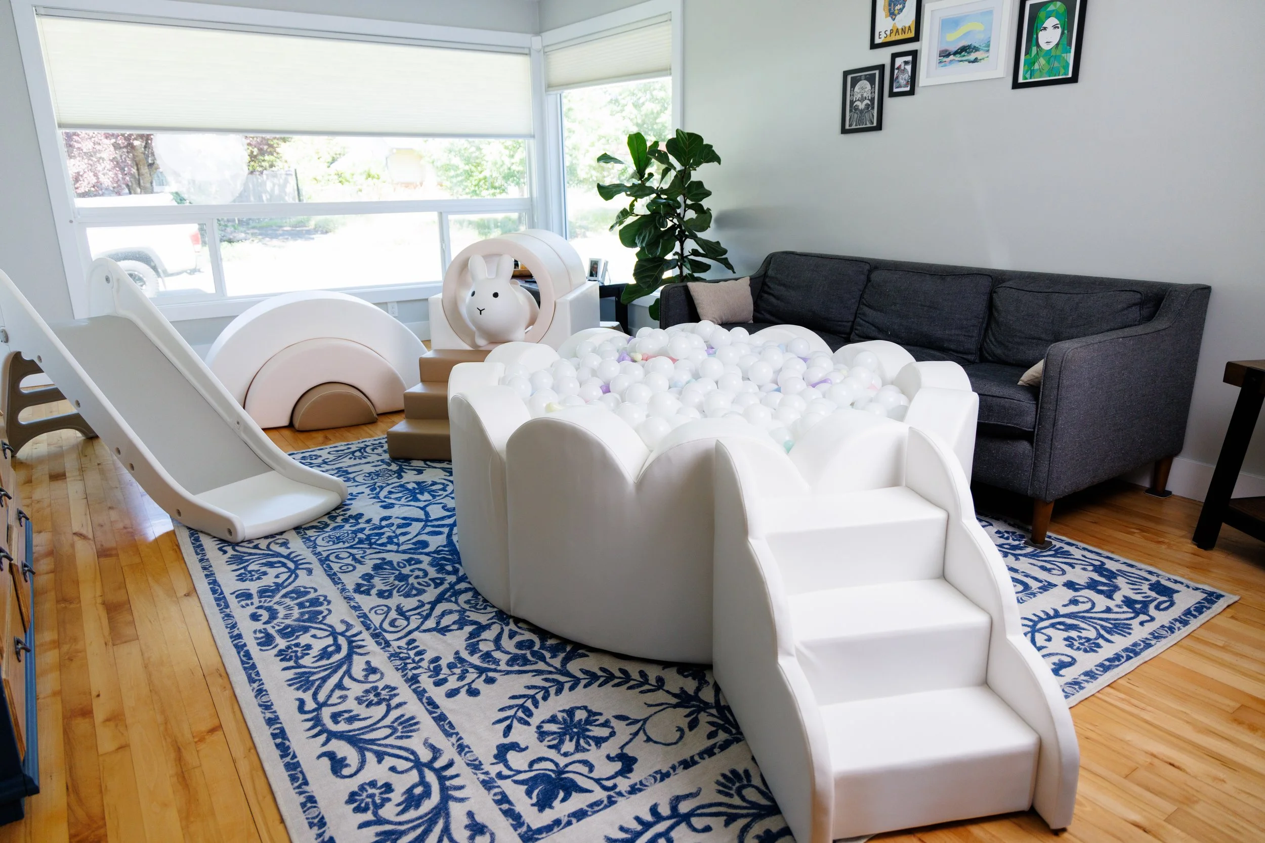 Big gathering kit set in a living room