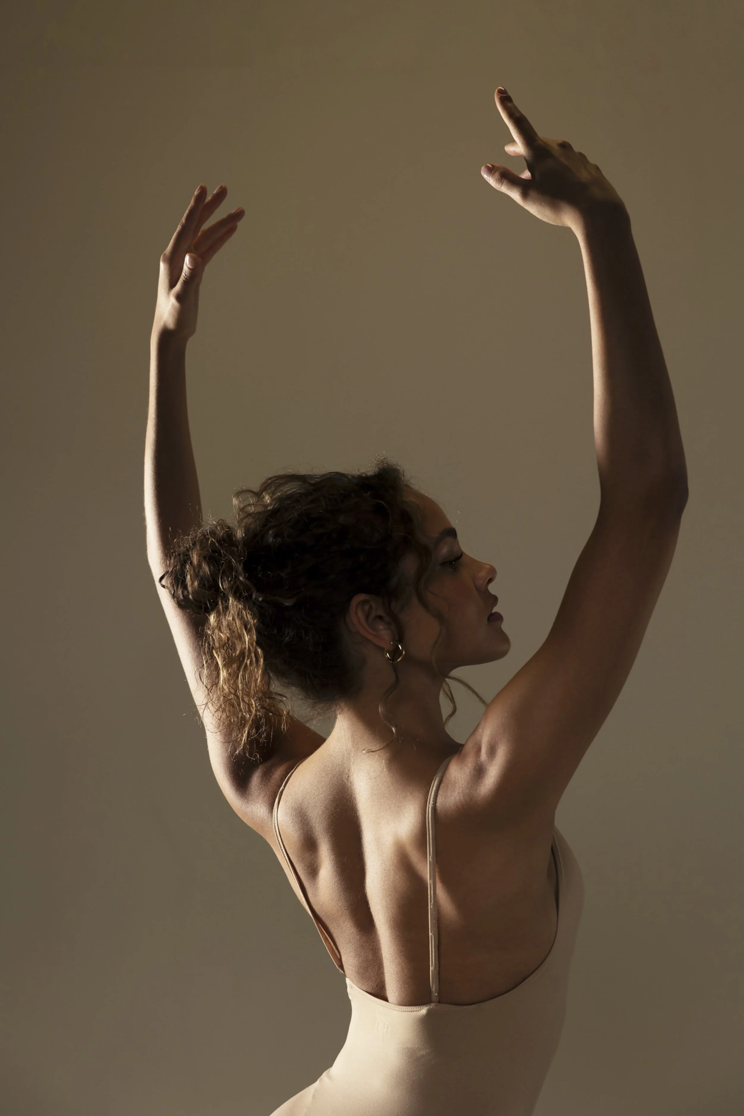 photo of dancers back with contrast and shadow lighting