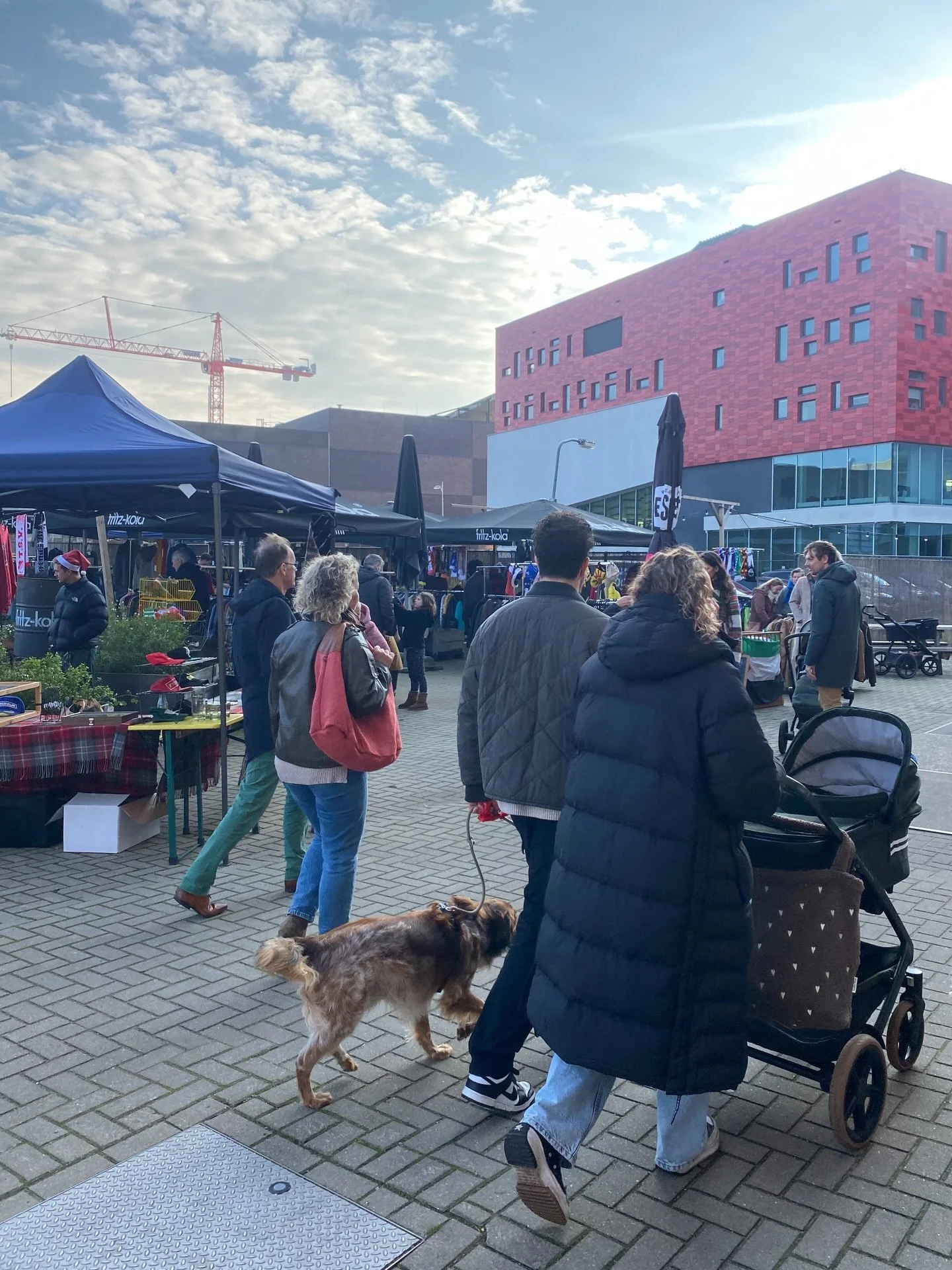 De laatste dag van de block vierdaagse is aan de gang! 

We hebben weer veel blije gezichten en geinige honden voorbij zien komen&hellip; heel erg leuk. 

Iedereen bedankt voor het langskomen, jullie zijn allemaal geweldig he. Echt waar 🐕

Tot de vo