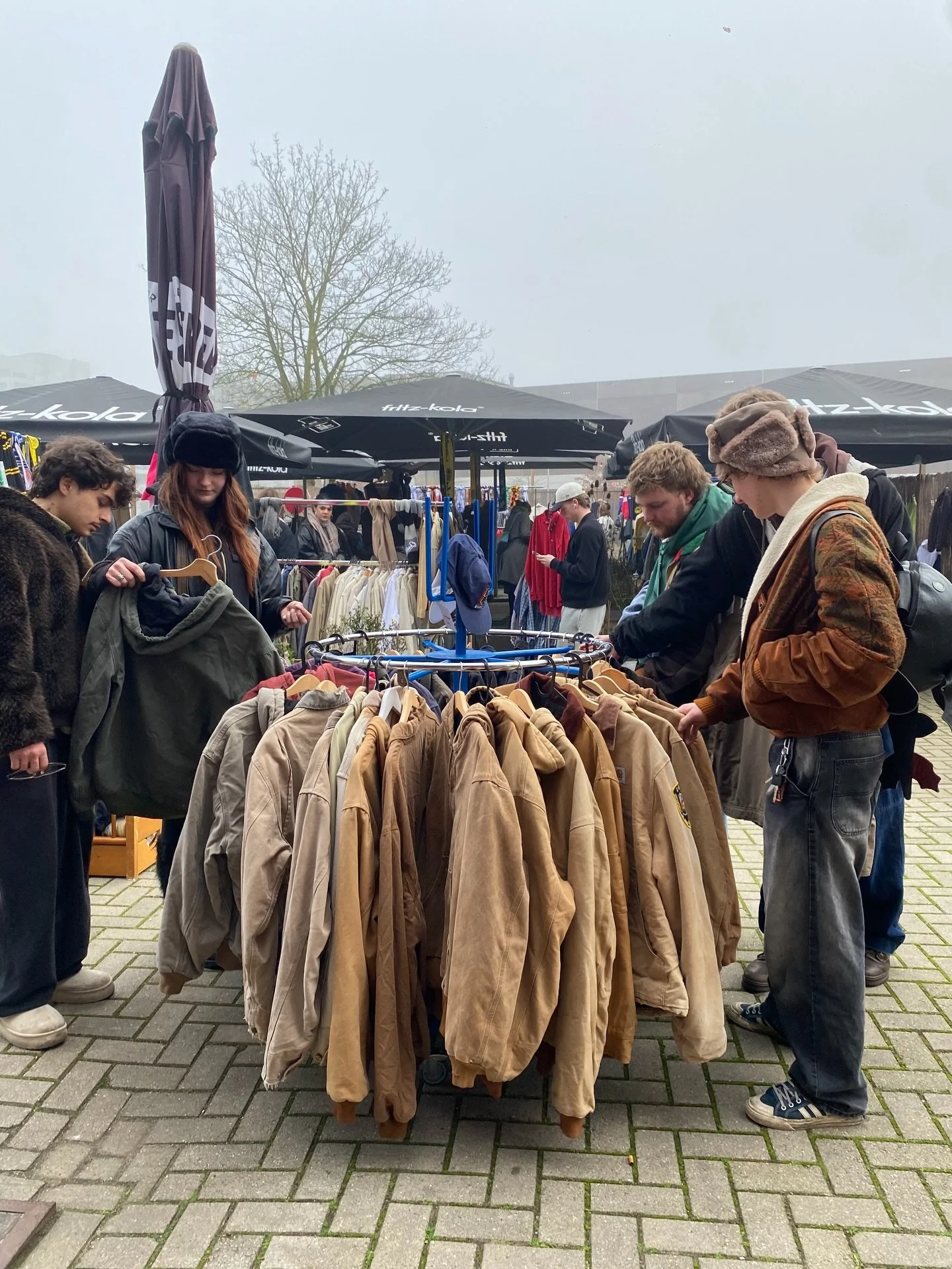 Ondertussen op de vintage markt&hellip; Er wordt lekker gespeeld hier bij @het_lokaal 

Morgen staan we er nog 1 dag. Dus ben je er nog niet geweest, of wel maar wil je nog een leuke trui kopen&hellip;? Kom gezellig langs! 😊

Groetjes van ons! 🎄