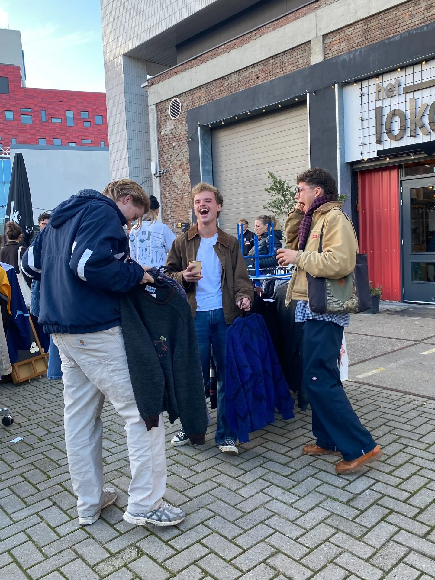 DE LEEUW IS LOS 🦁

We zijn nu al een paar uur onderweg en we hebben al enorm veel gezellige gezichten voorbij zien komen. 

Het weer is top, de kleding top, dus kom lekker langs, we zijn er tot 17:00 ☀️

Tot straks!