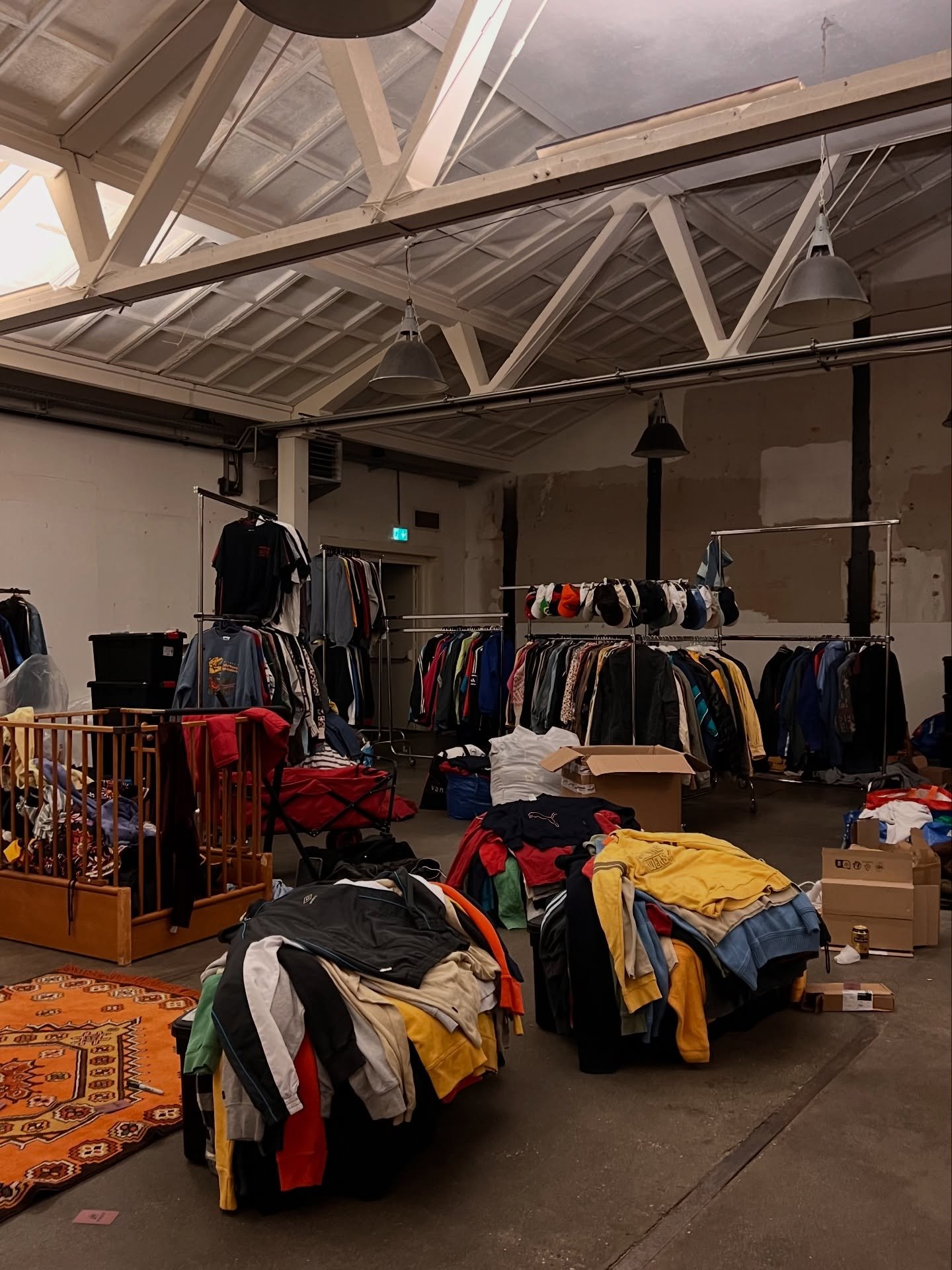 Ondertussen zijn wij druk bezig met alle voorbereidingen voor dit weekend! 

Nog even goed om te weten: 

🕥Wij gaan open om 10:00. (Kom vroeg want dan zijn de mooiste parels er nog 😏)
💰Neem contant geld mee. (Altijd handig!)
🎄Het ideale moment om